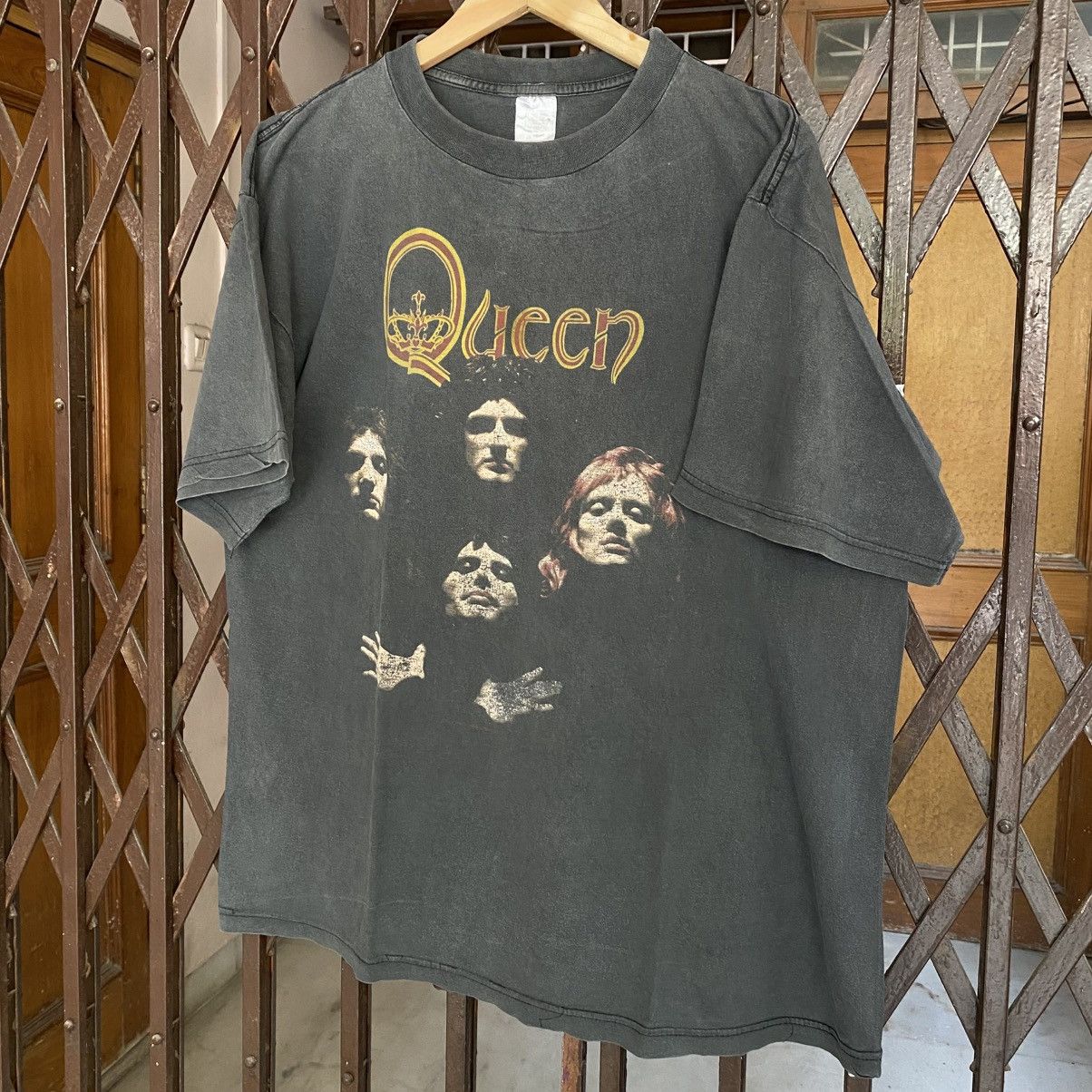 Band Tees Vintage 90s Queen Faded Tee Size US XL / EU 56 / 4 - 2 Thumbnail