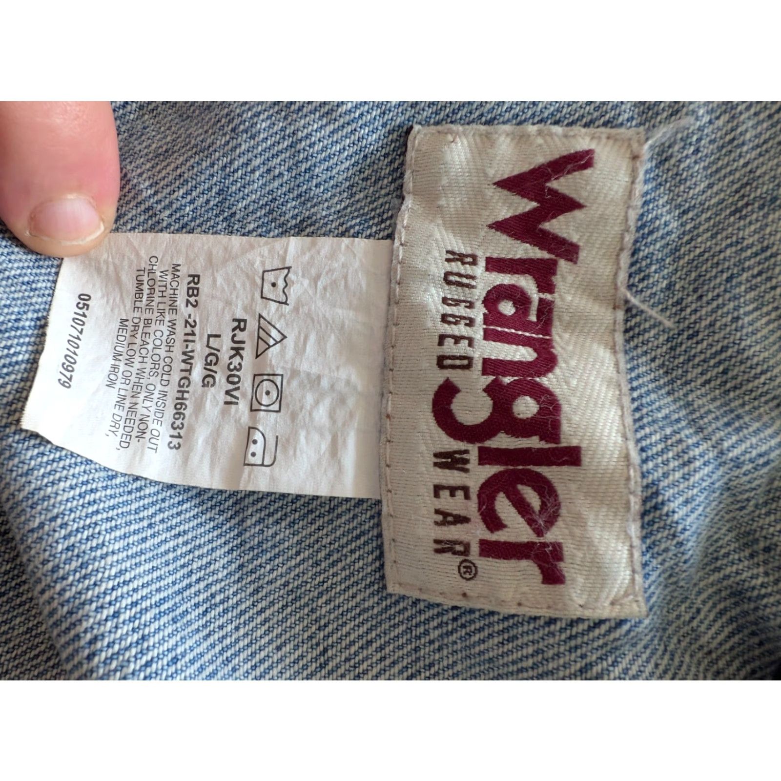 Wrangler Wrangler Rugged Wear Denim Jacket Light Blue Large L 100% Cotton Jacket Denim Blue"} Size US L / EU 52-54 / 3 - 5 Thumbnail