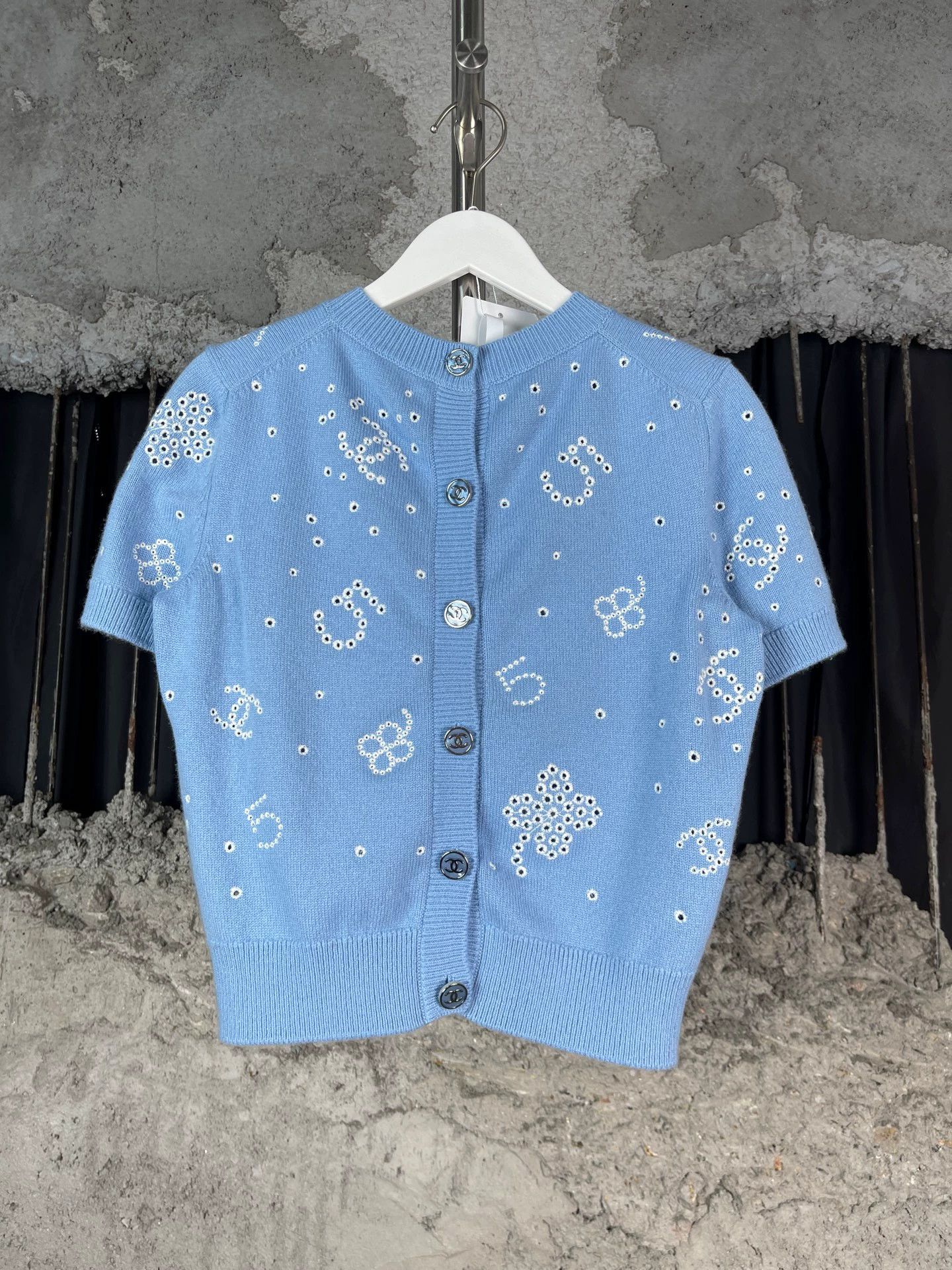 Chanel Chanel Camellia Cut-out Cashmere Short Sleeve 34 99 New Size XS / US 0-2 / IT 36-38 - 2 Thumbnail