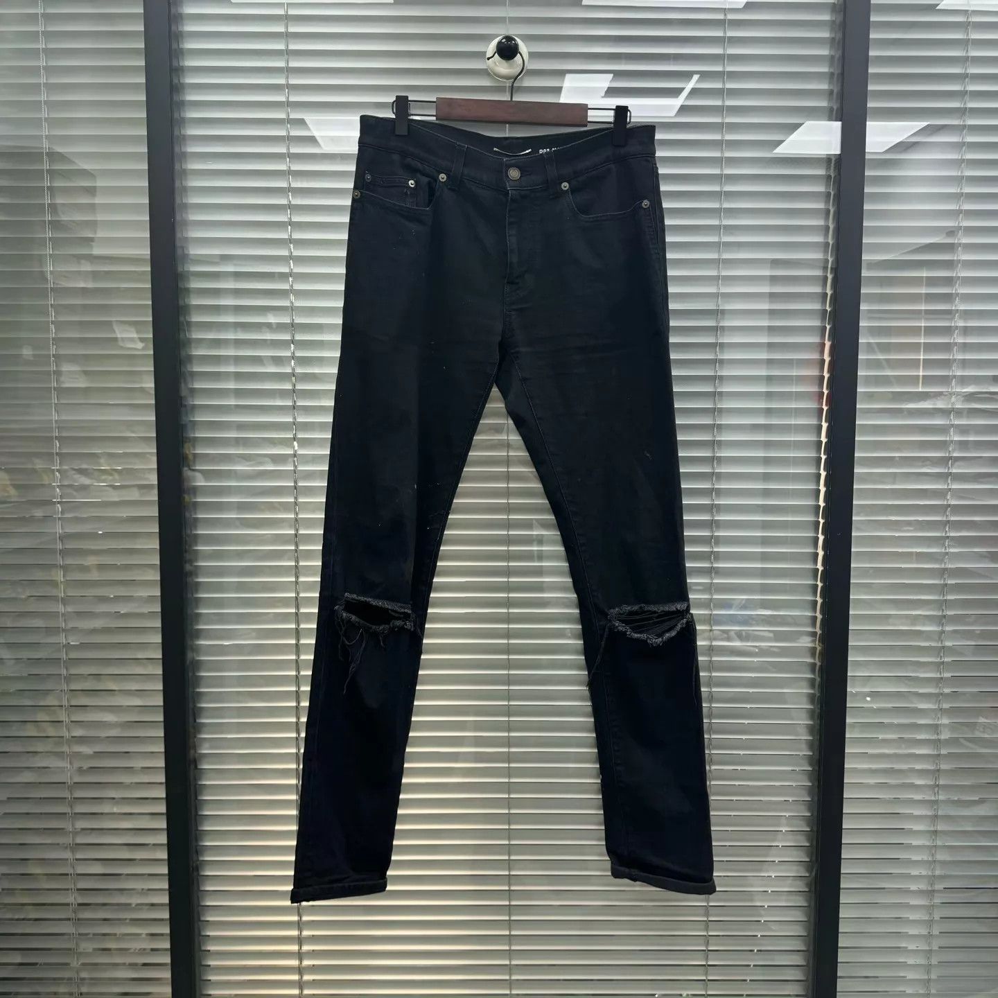 Saint Laurent Paris SLP D02 Knee Knife-Cut Ripped Jeans 32 Like New Size US 32 / EU 48 - 1 Thumbnail