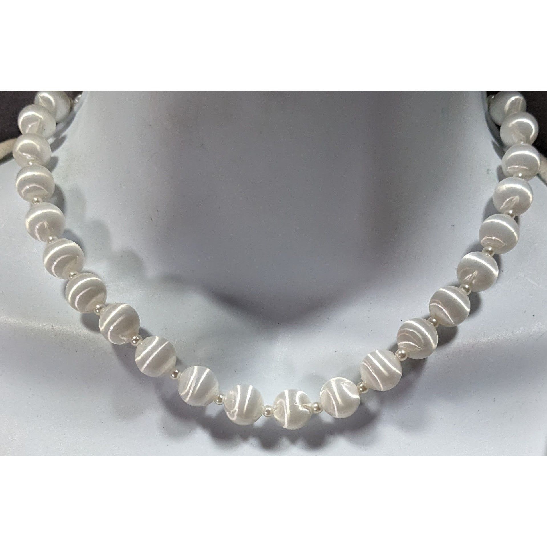 Other Vintage Silk-Look White Elegant Beaded Necklace Size ONE SIZE - 2 Thumbnail
