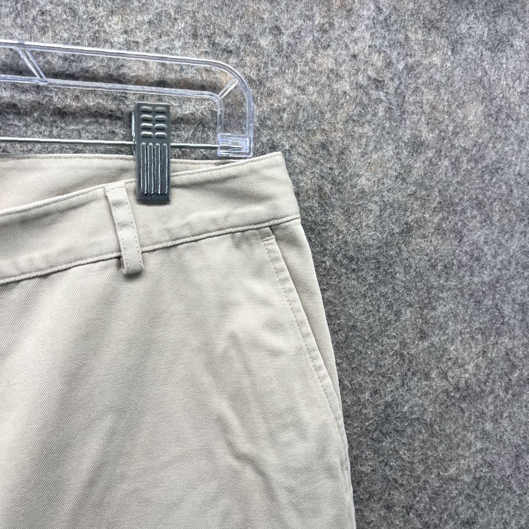 Vintage L.L. Bean Pants Women 6 Khaki Beige Chino Canvas Regular Rise Mid 8.5-10.5 Inseam 27 in Pockets Shirt? (No, Pants) Size 28" / US 6 / IT 42 - 4 Thumbnail