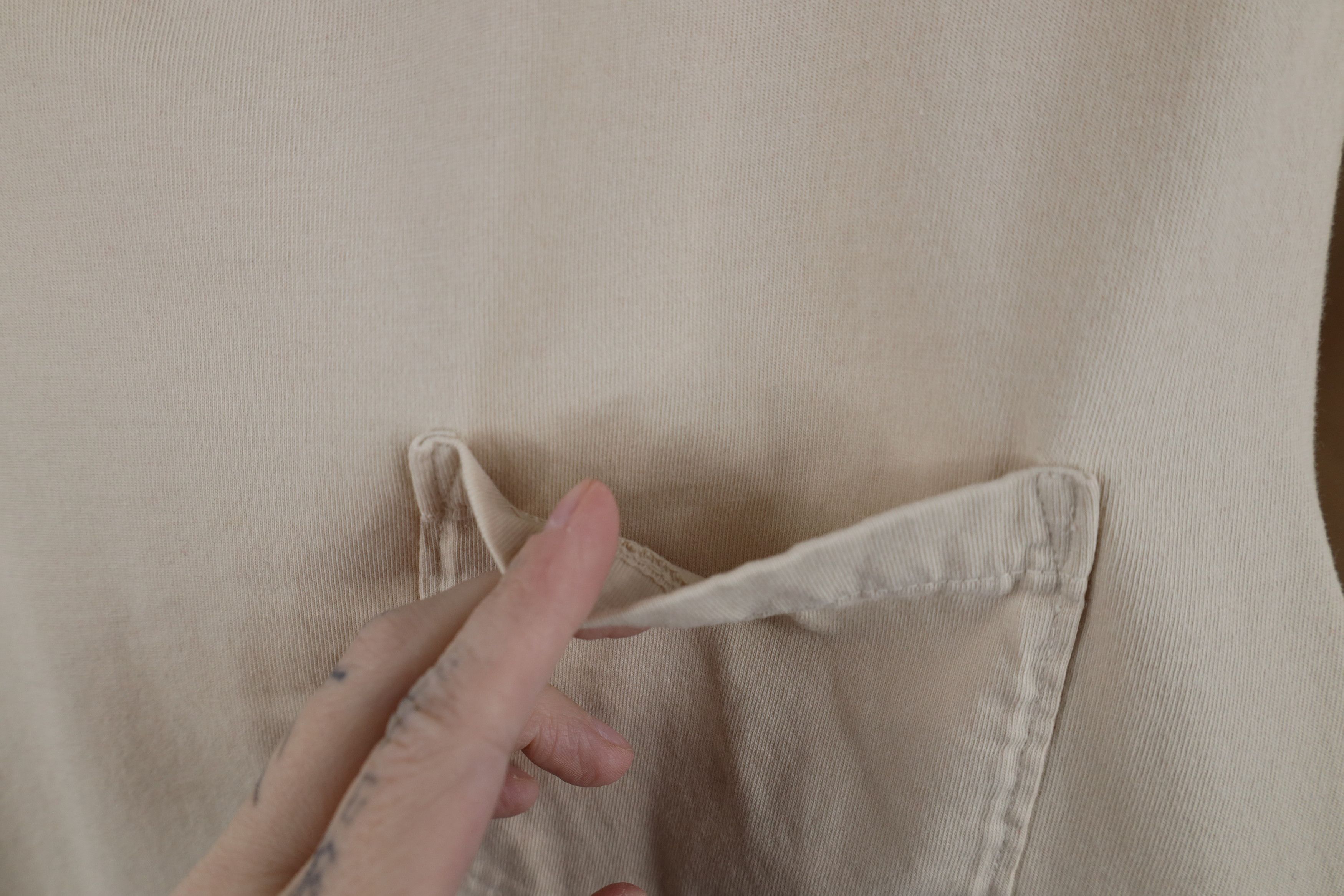 Eddie Bauer Vintage Y2K Eddie Bauer Stonewash Pocket T-Shirt Beige Size US L / EU 52-54 / 3 - 4 Thumbnail