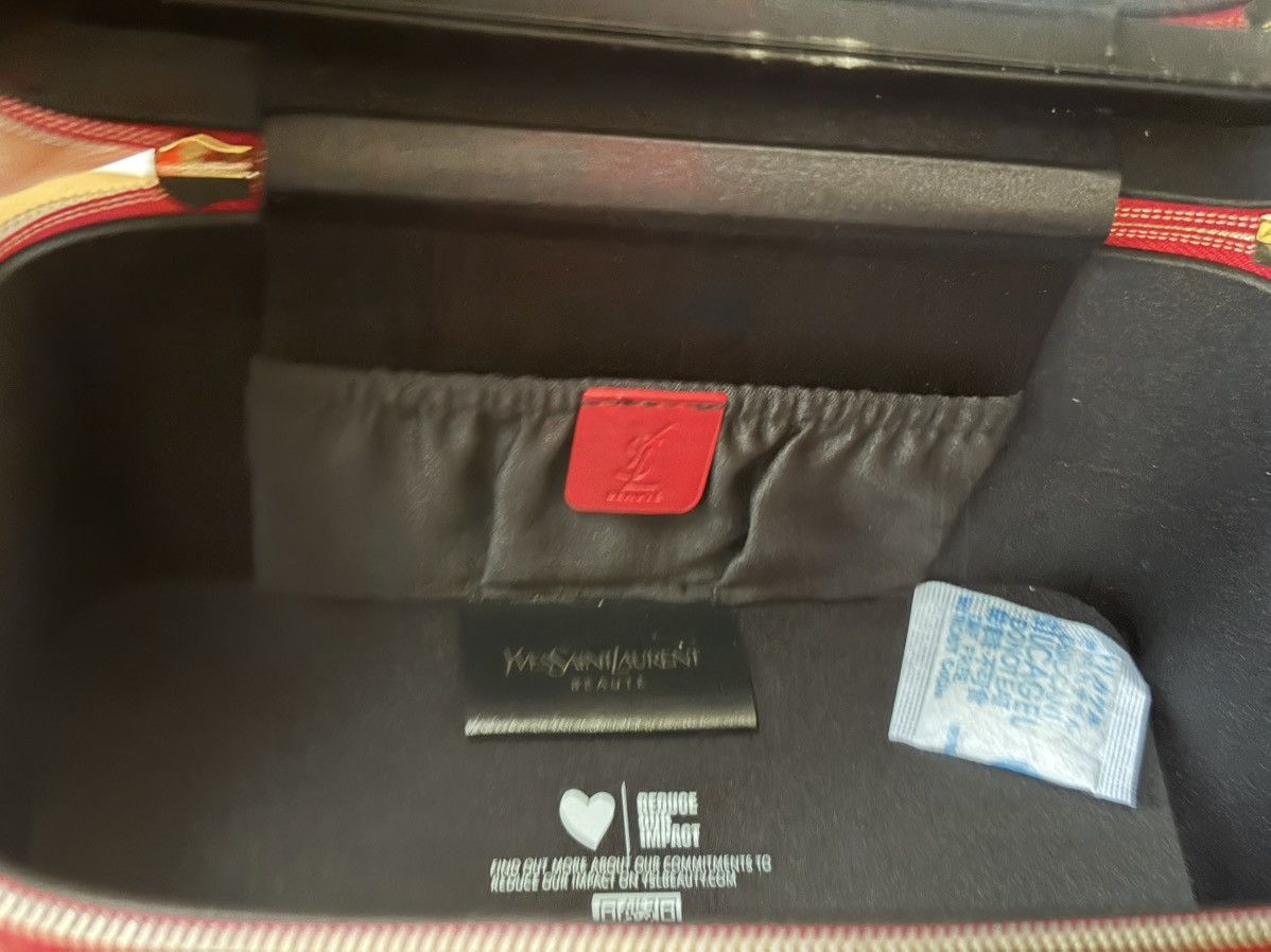 Yves Saint Laurent Yves saint laurent case Size ONE SIZE - 6 Thumbnail