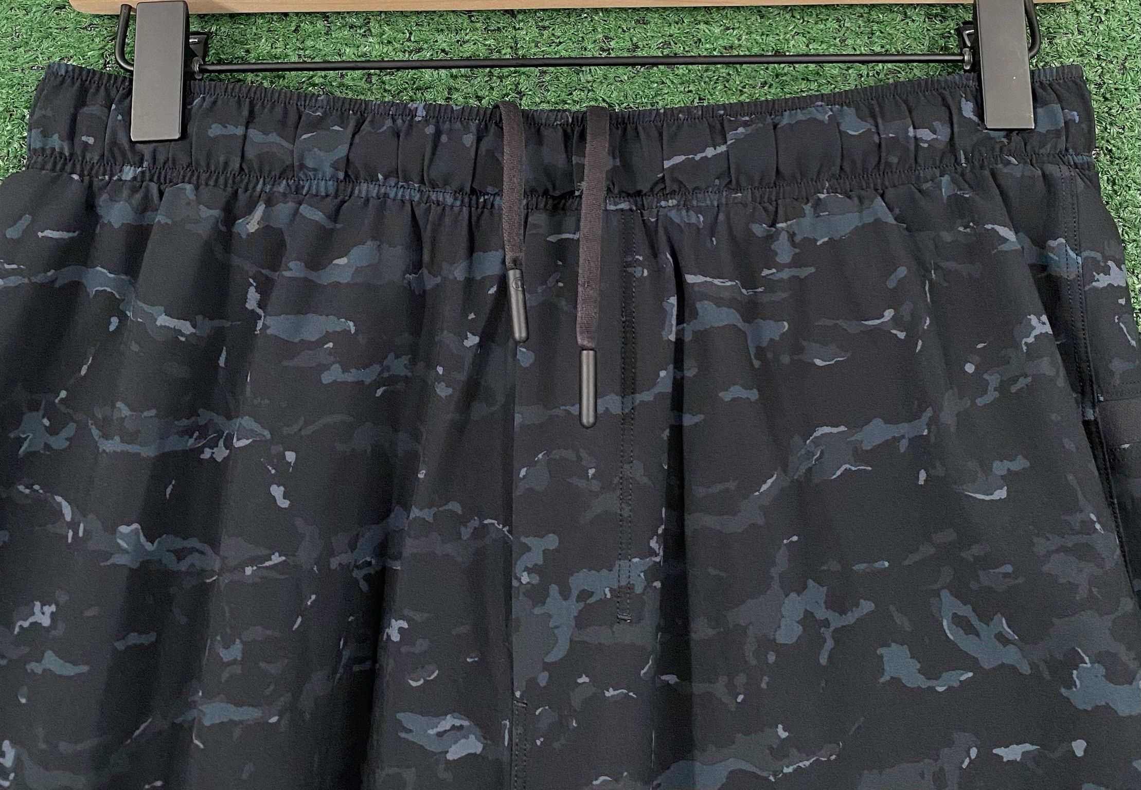 Lululemon Lululemon Surge Black Camo Camouflage Unlined Shorts Medium Size US 32 / EU 48 - 2 Thumbnail