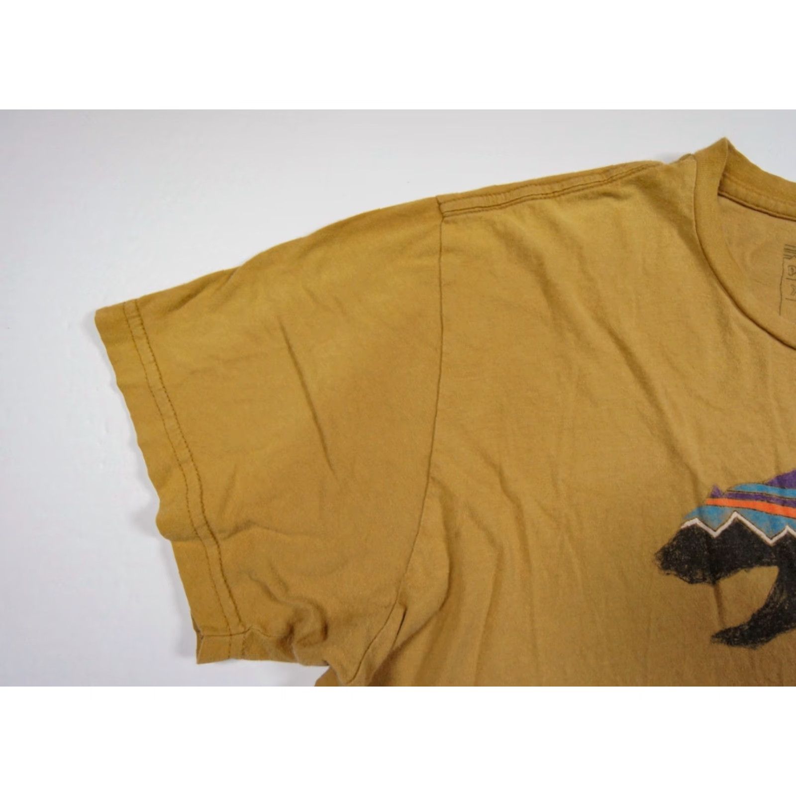 Patagonia Patagonia Shirt Mens XL Tan Short Sleeve Crewneck Slim Fit FLAWS*** Beige Cotton Logo Graphic Print All Seasons Outdoor Vintage No Size US XL / EU 56 / 4 - 3 Thumbnail