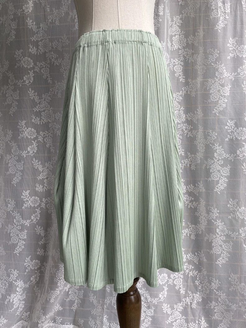 Issey Miyake Issey Miyake size:4 A light green pleated waltz skirt Size 22" - 2 Thumbnail
