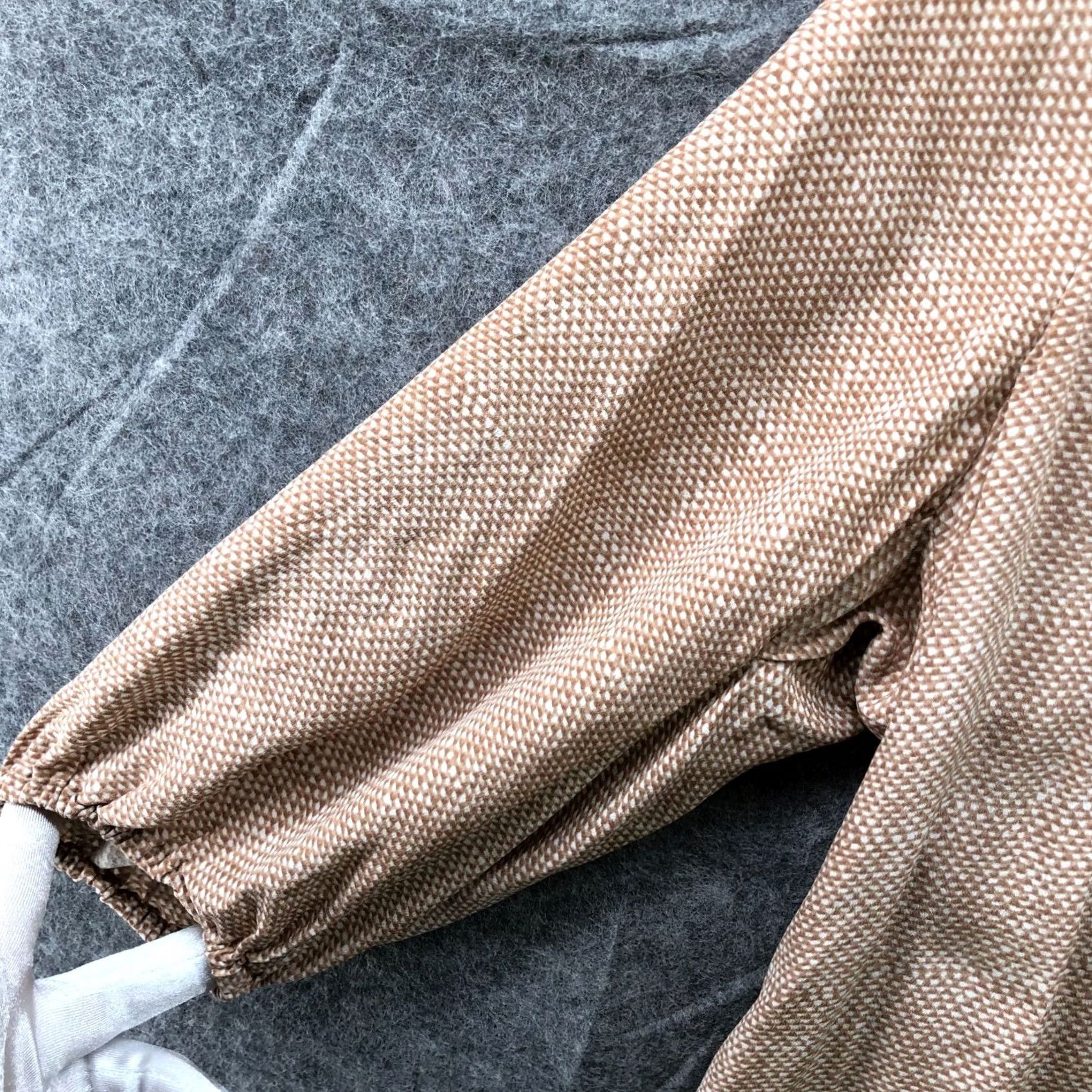 Joie Joie 100% Silk Blouse Womens XS Beige Tank Split Neck 3/4 Cinch Sleeve V-Neck Silk Blouse Women XS Beige Casual Flower Sleeve 3/4 Womens Joie Blouse Size XS / US 0-2 / IT 36-38 - 5 Thumbnail