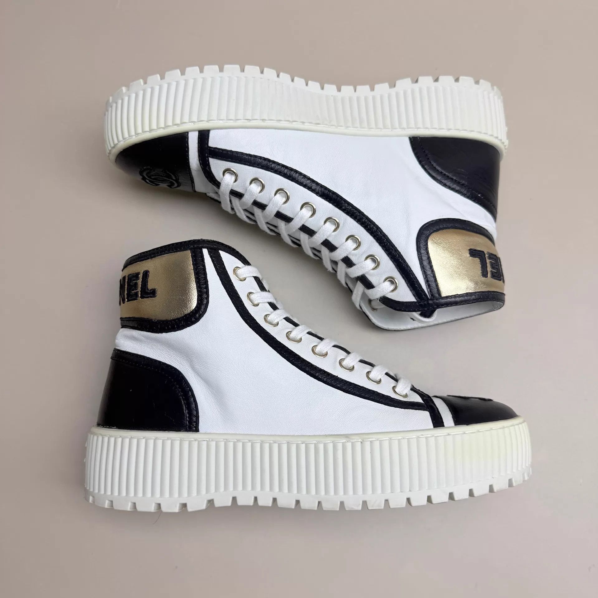 Chanel CHANEL Women's CC Logo White Gold Sneakers EUR36 99New Size US 5.5 / IT 35.5 - 4 Thumbnail