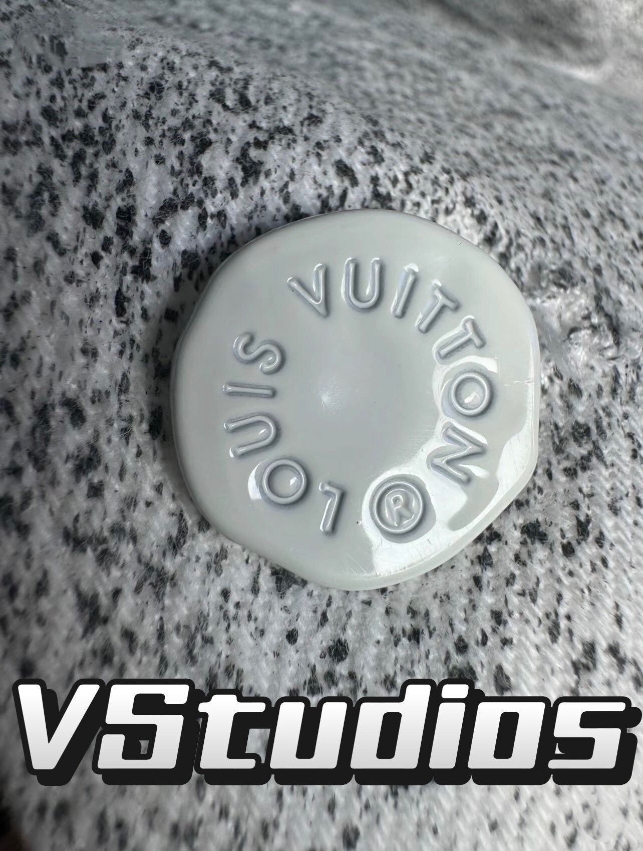 Louis Vuitton louis vuitton gradient denim long sleeve shirt Size US L / EU 52-54 / 3 - 4 Thumbnail