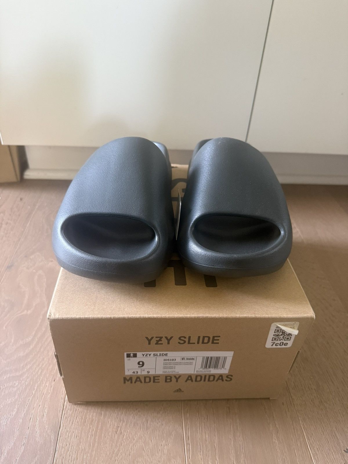 Yeezy Adidas Yeezy Slide Dark Onyx Size 9 Men’s NEW Size US 9 / EU 42 - 1 Thumbnail