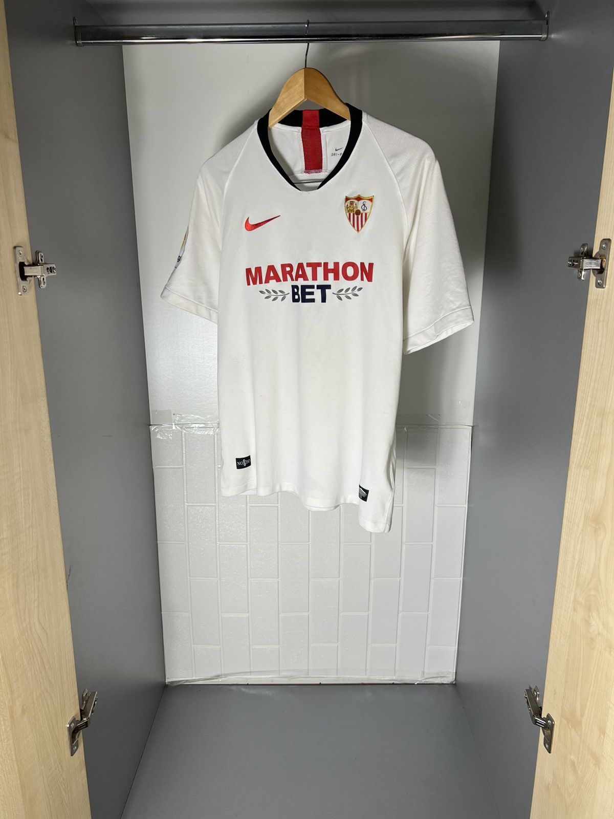 Nike VINTAGE NIKE FC SEVILLA SPAIN RETRO SOCCER JERSEY Y2K 90s Size US L / EU 52-54 / 3 - 9 Thumbnail