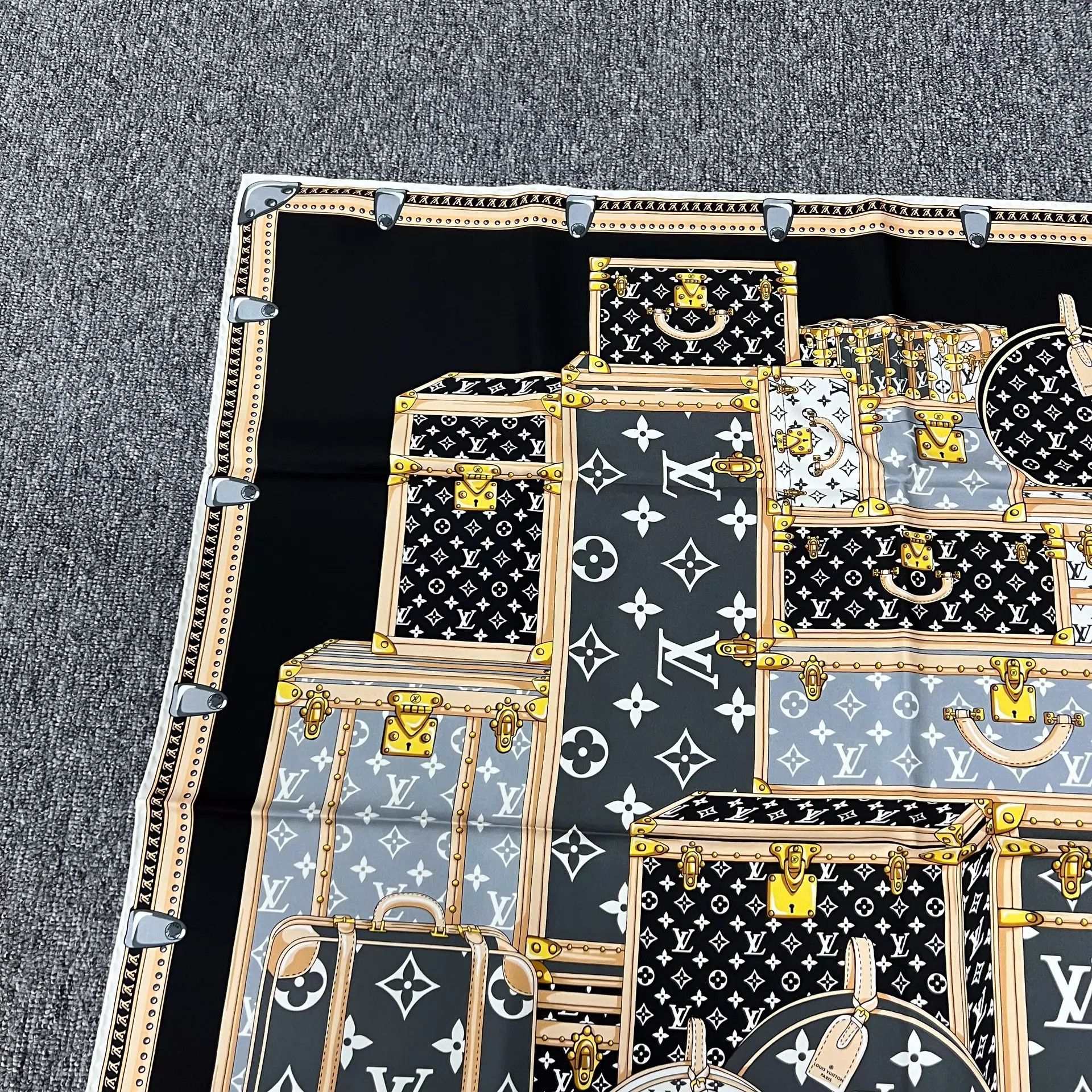 Louis Vuitton LV Xmas Monogram Trunk Silk Scarf 90x90cm Unused Size ONE SIZE - 3 Thumbnail