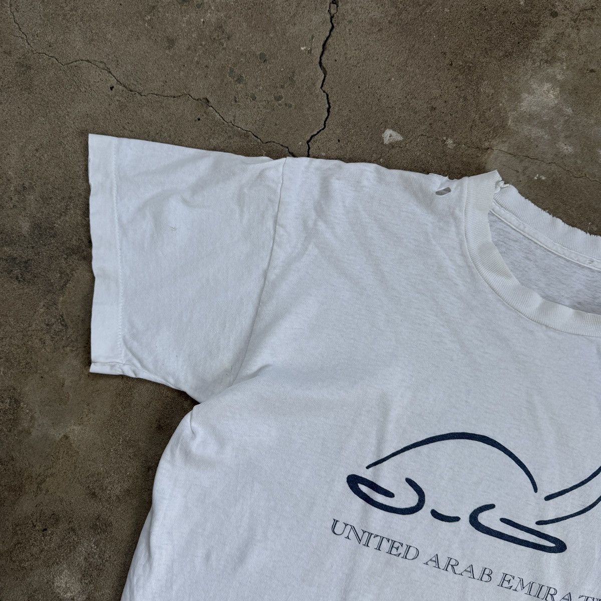 20471120 Vintage United Arab Emirates Distressed T-Shirt Size US L / EU 52-54 / 3 - 5 Thumbnail