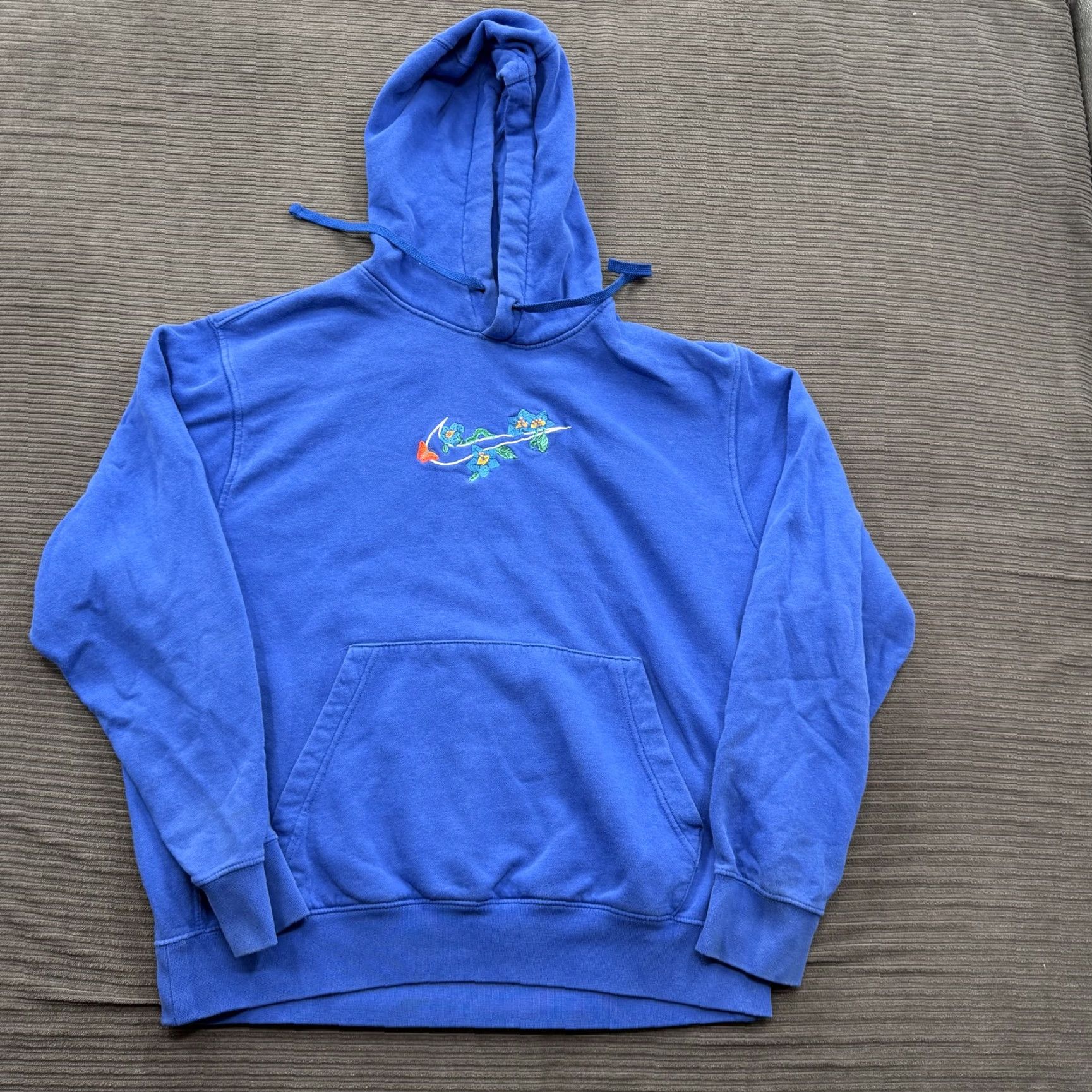 Nike VINTAGE Nike Hoodie Mens Large Blue Floral Swoosh Embroidered Pullover Made In Egypt Size US L / EU 52-54 / 3 - 2 Thumbnail