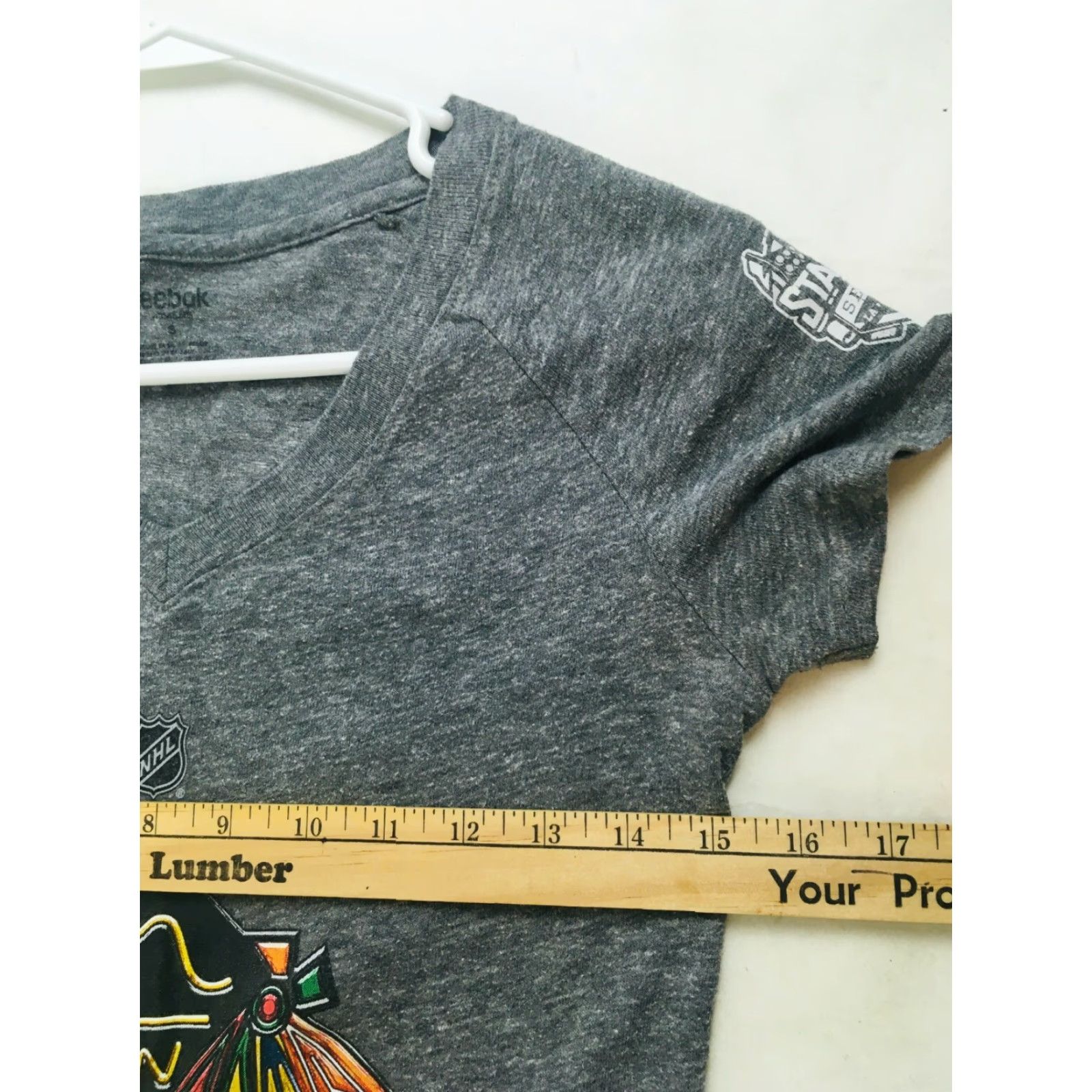 Reebok Reebook T Shirt Women's Size S Short Sleeve Gray Hawks Kane 88 V Neck Pullover Size S / US 4 / IT 40 - 5 Thumbnail