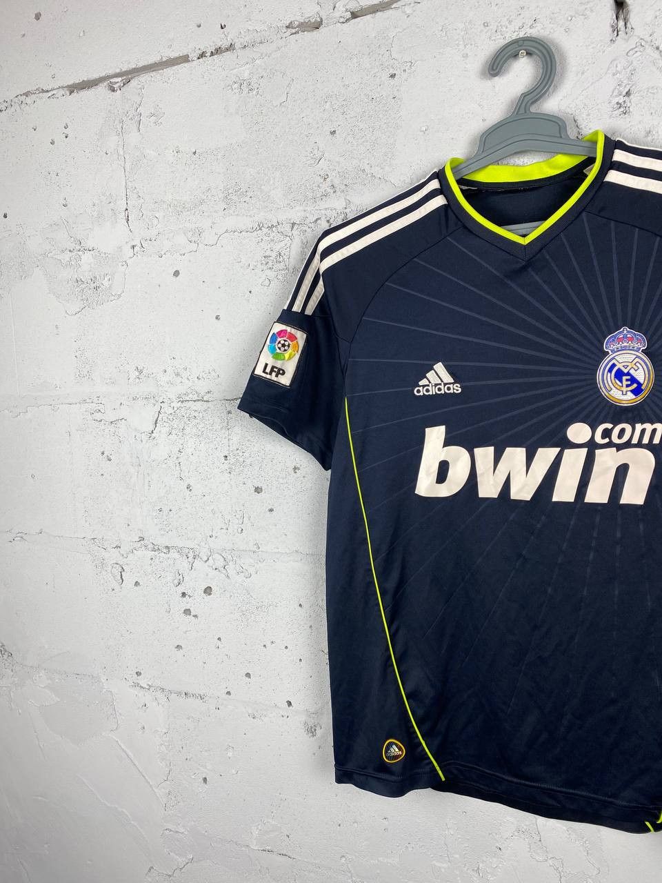 Adidas Real Madrid Adidas 2010 Jersey Size M Size US M / EU 48-50 / 2 - 2 Thumbnail