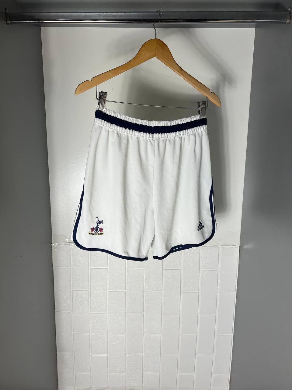 Adidas VINTAGE ADIDAS FC TOTTENHAM HOTSPUR ENGLAND SOCCER JERSEY Size US 31 - 2 Thumbnail