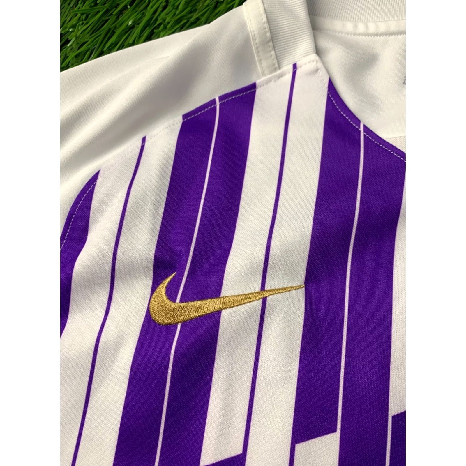 Nike NIKE DRI-FIT ORIGINAL 2020 MEN FOOTBALL TRAINING SHIRT JERSEY TEE SIZE M MEDIUM White and Violet Football Short Sleeve Mens Size US M / EU 48-50 / 2 - 3 Thumbnail
