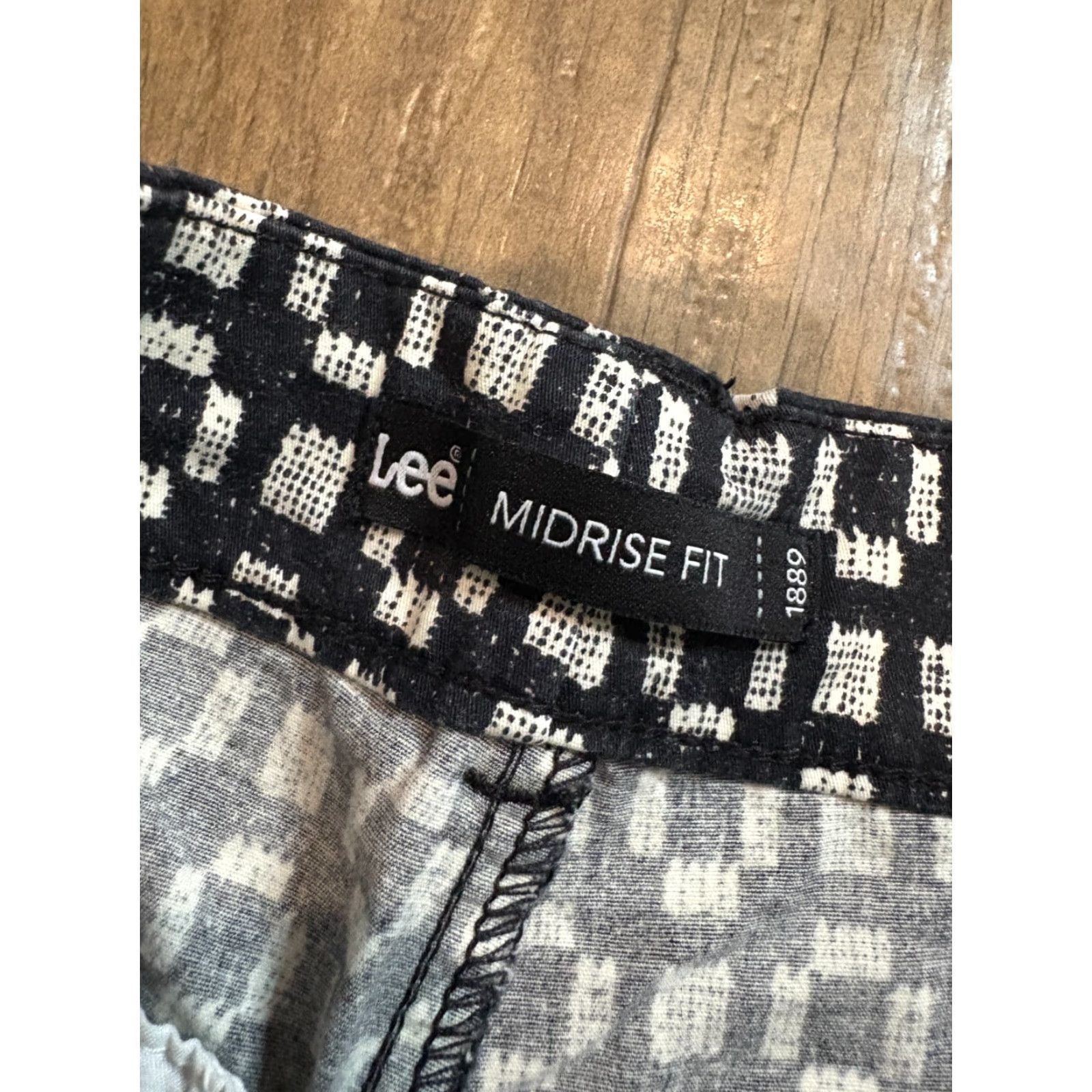 Lee Lee Riders Midrise Fit Shorts Women Size 6 Black Cotton Spandex 2 Pocket Denim Chino Casual Modern Comforts Girls Ladies? Size 28" / US 6 / IT 42 - 4 Thumbnail