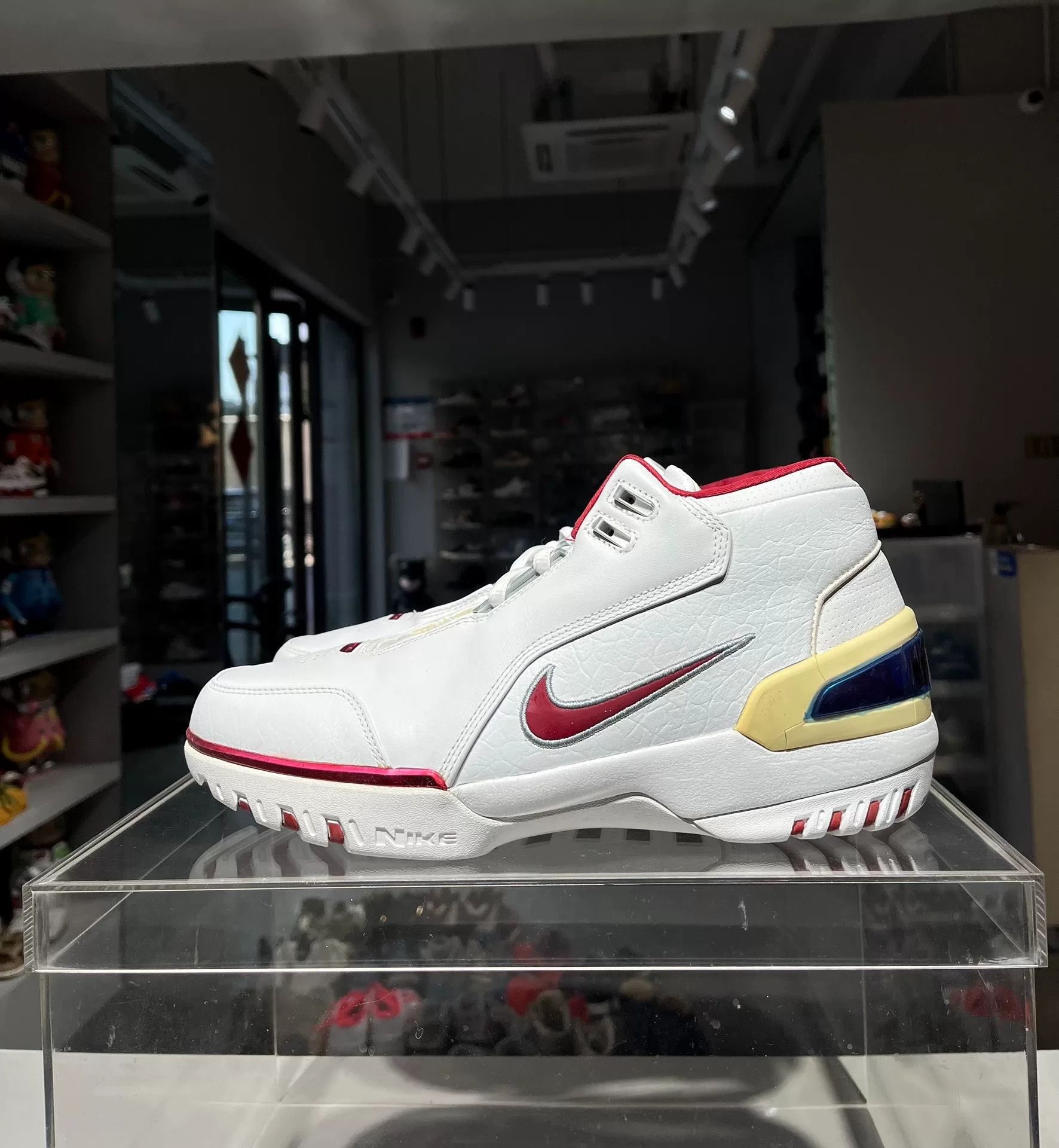 Nike Nike LEBRON Red Lowtop Sneakers 11.5 Men Size US 11.5 / EU 44-45 - 1 Thumbnail
