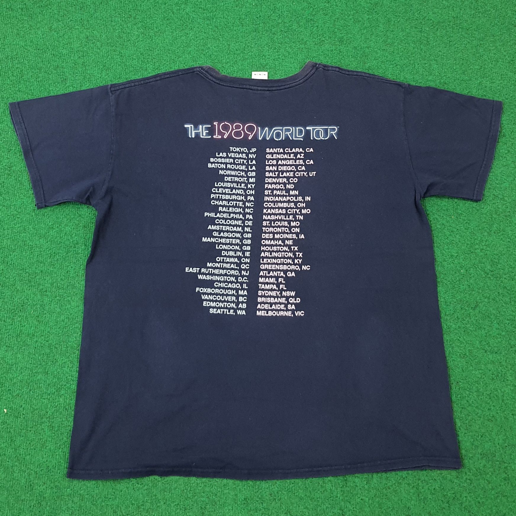 Band Tees × Vintage Vintage Taylor Swift The 1989 World Tour Tshirt C219n50 Size US XL / EU 56 / 4 - 3 Thumbnail
