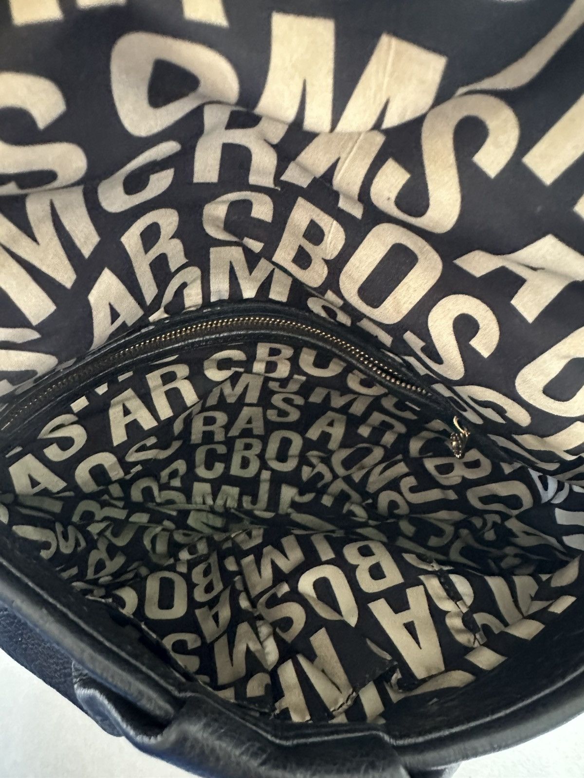 Marc Jacobs Marc Jacobs Black and Gold Pebbled Leather Crossbody Hobo Size ONE SIZE - 6 Thumbnail