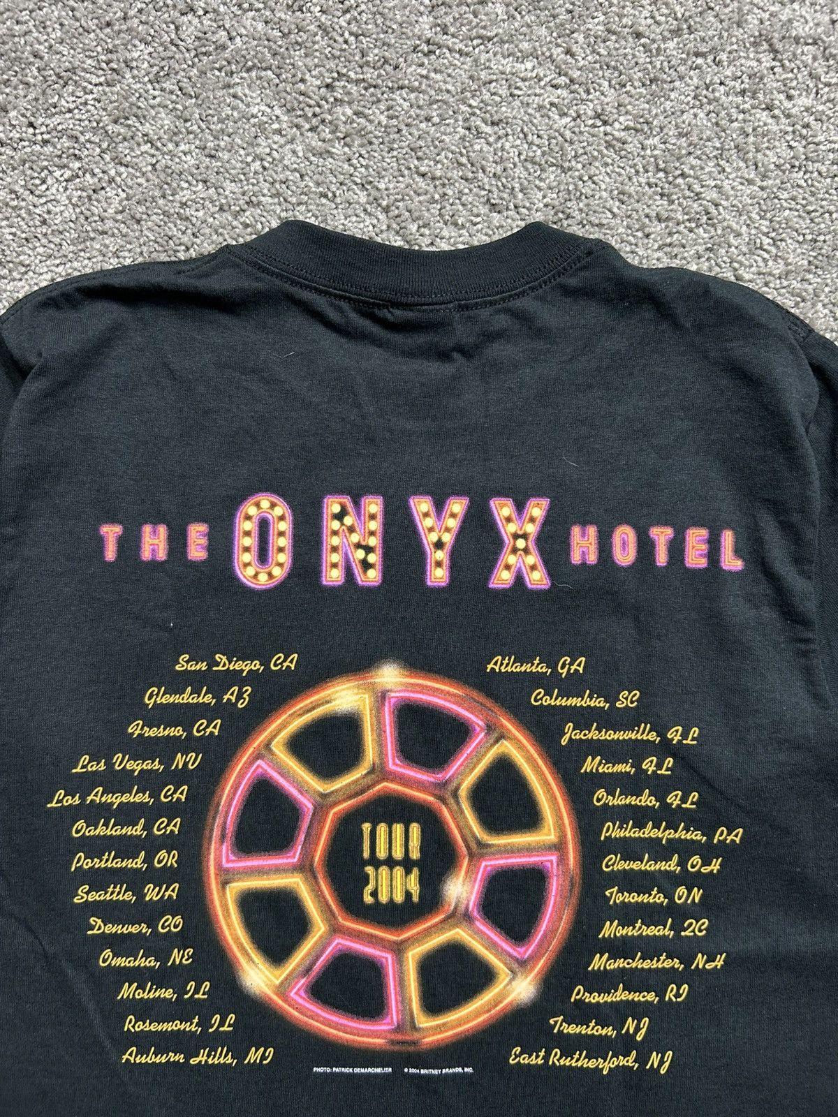 Vintage Vintage Y2K Britney Spears Onyx Hotel Tee Anvil Dated 2004 Size US S / EU 44-46 / 1 - 5 Thumbnail