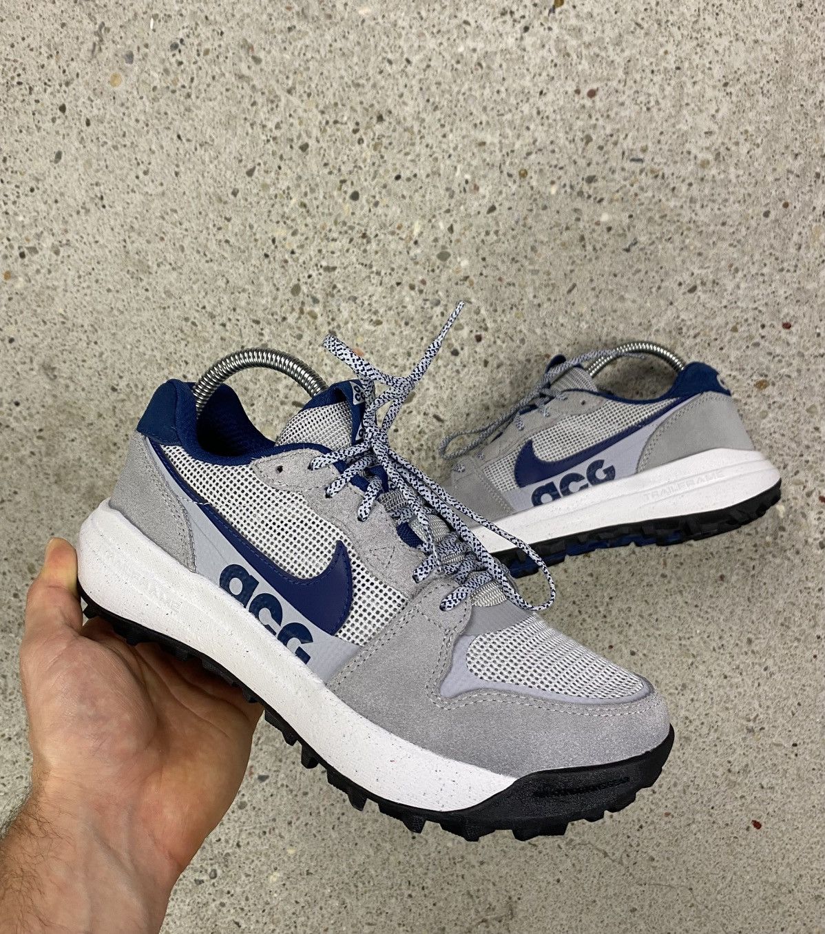 Nike ACG Nike acg lowcate trekking shoes mountains navy grey Size US 5.5 / EU 38 - 2 Thumbnail