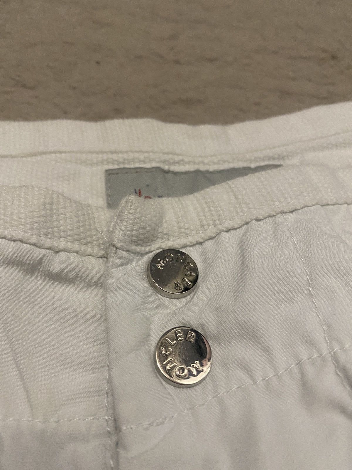 Moncler Vintage Moncler Luxury cargo white short with mini badge Size US 34 / EU 50 - 11 Thumbnail