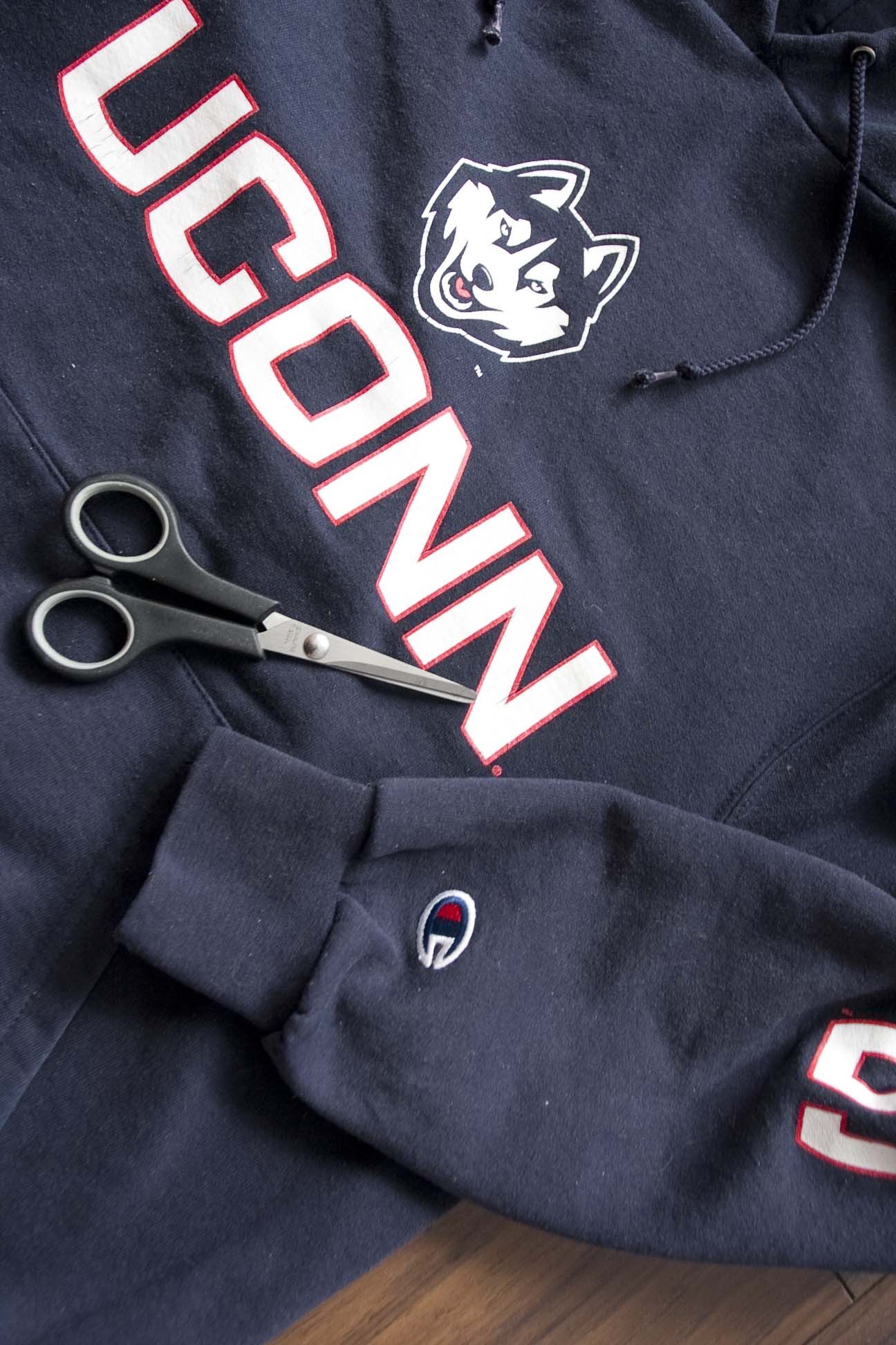 Champion × NCAA UConn Huskies Hoodie Champion NCAA Size S Size US S / EU 44-46 / 1 - 2 Thumbnail