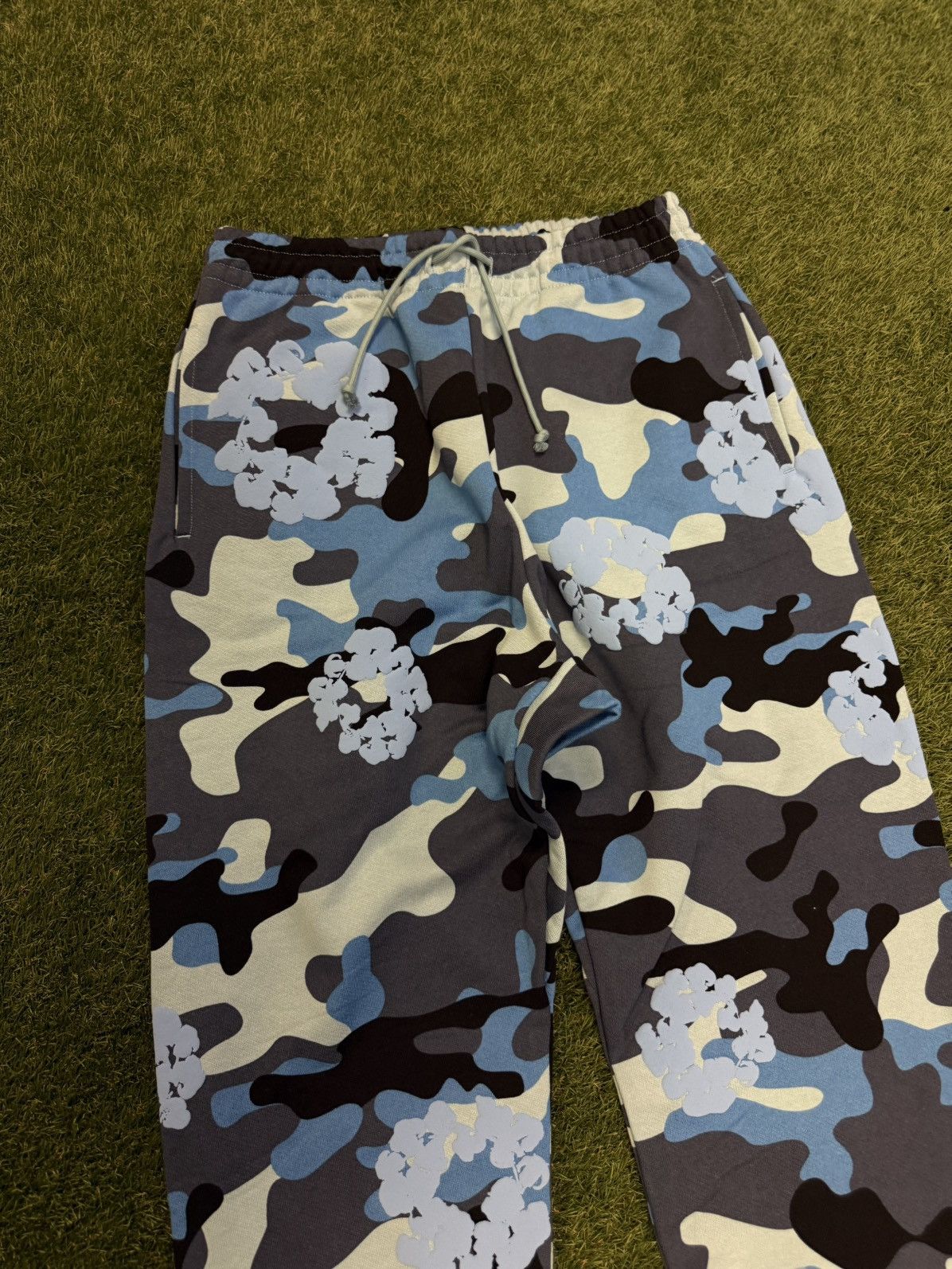 DENIM TEARS Denim Tears Cotton Wreath Camo Sweatpants Size Medium NEW Size US 31 - 4 Thumbnail