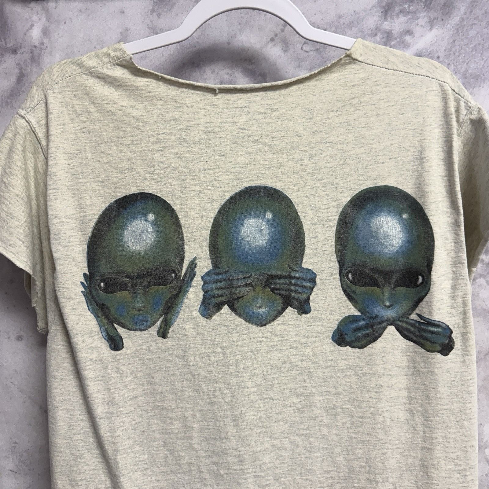 Vintage Vintage You Are Not Alone Aliens T Shirt Mens Gray Cropped Size US M / EU 48-50 / 2 - 1 Thumbnail