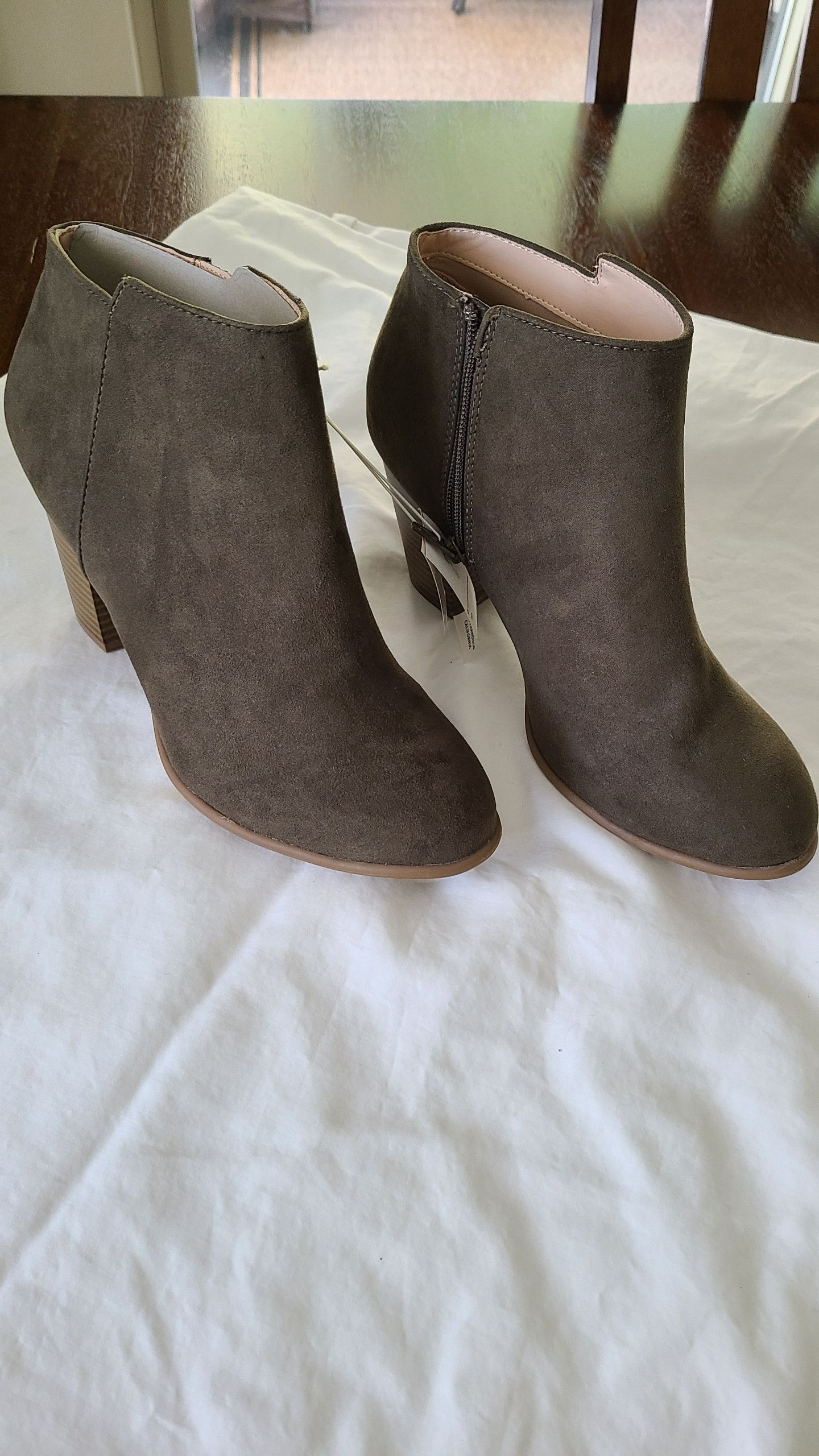 Old Navy *NWT* Olive Green Faux Suede Ankle Boots (size 10) Size US 10 / IT 40 - 2 Thumbnail