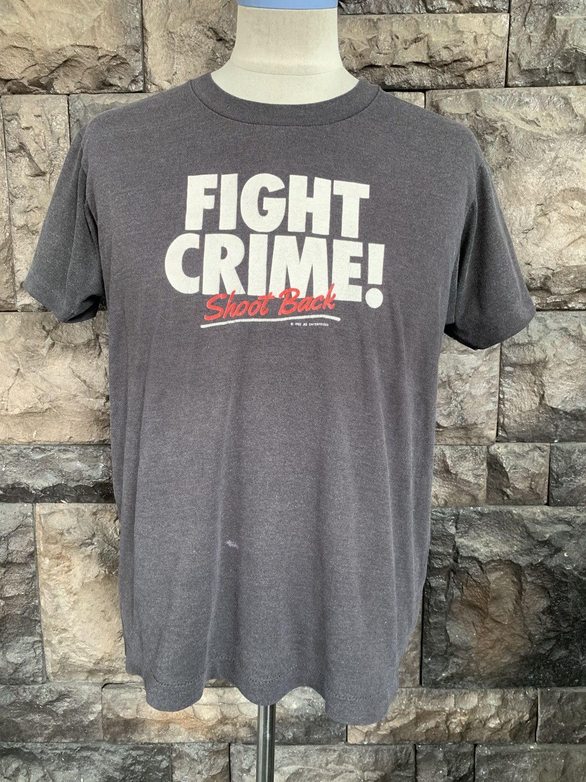 Vintage Vintage 80s Fight Crime Shoot Back Graphics T shirt Size US L / EU 52-54 / 3 - 1 Thumbnail