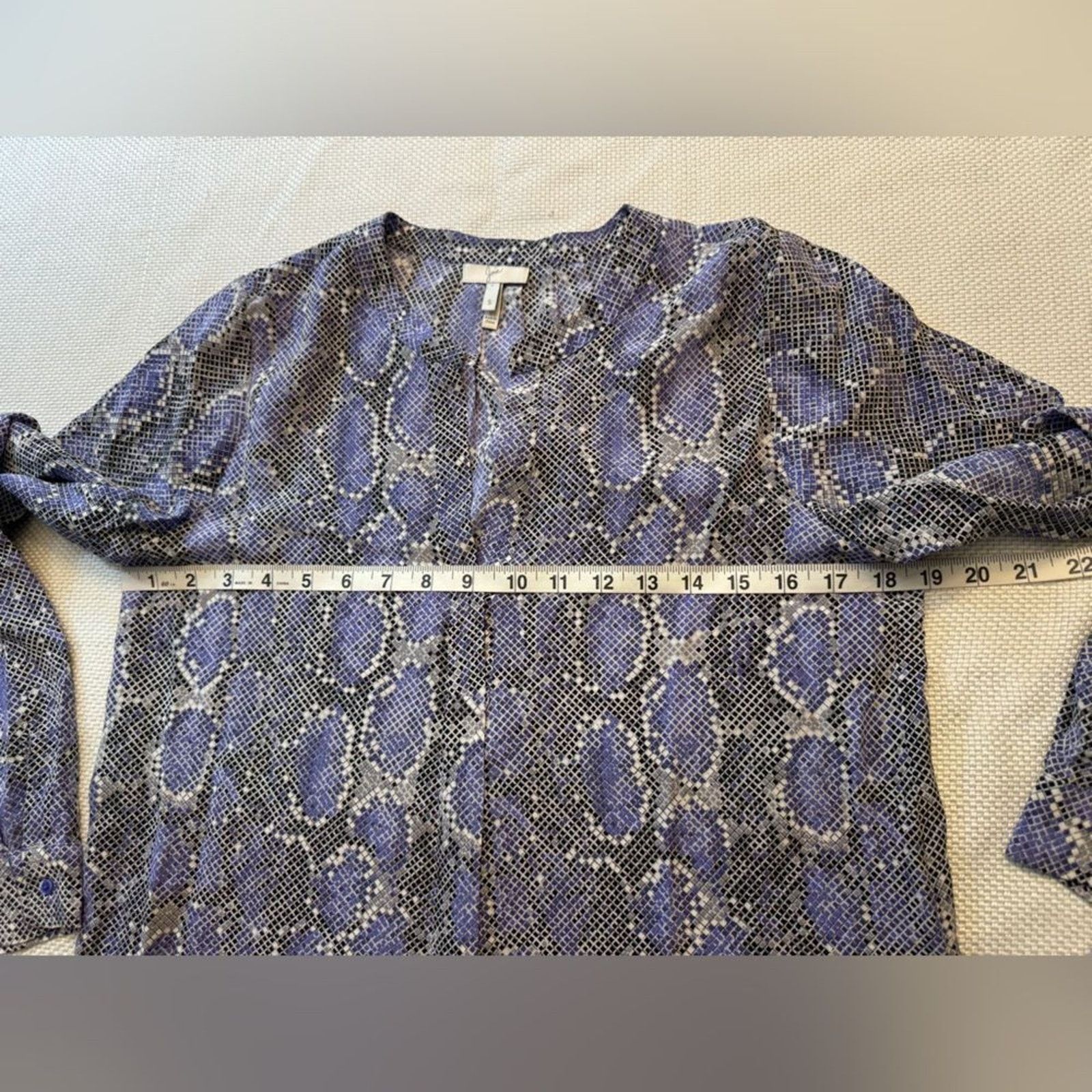 Joie Beautiful lavender snake print silk blouse by joie in size S Size S / US 4 / IT 40 - 5 Thumbnail