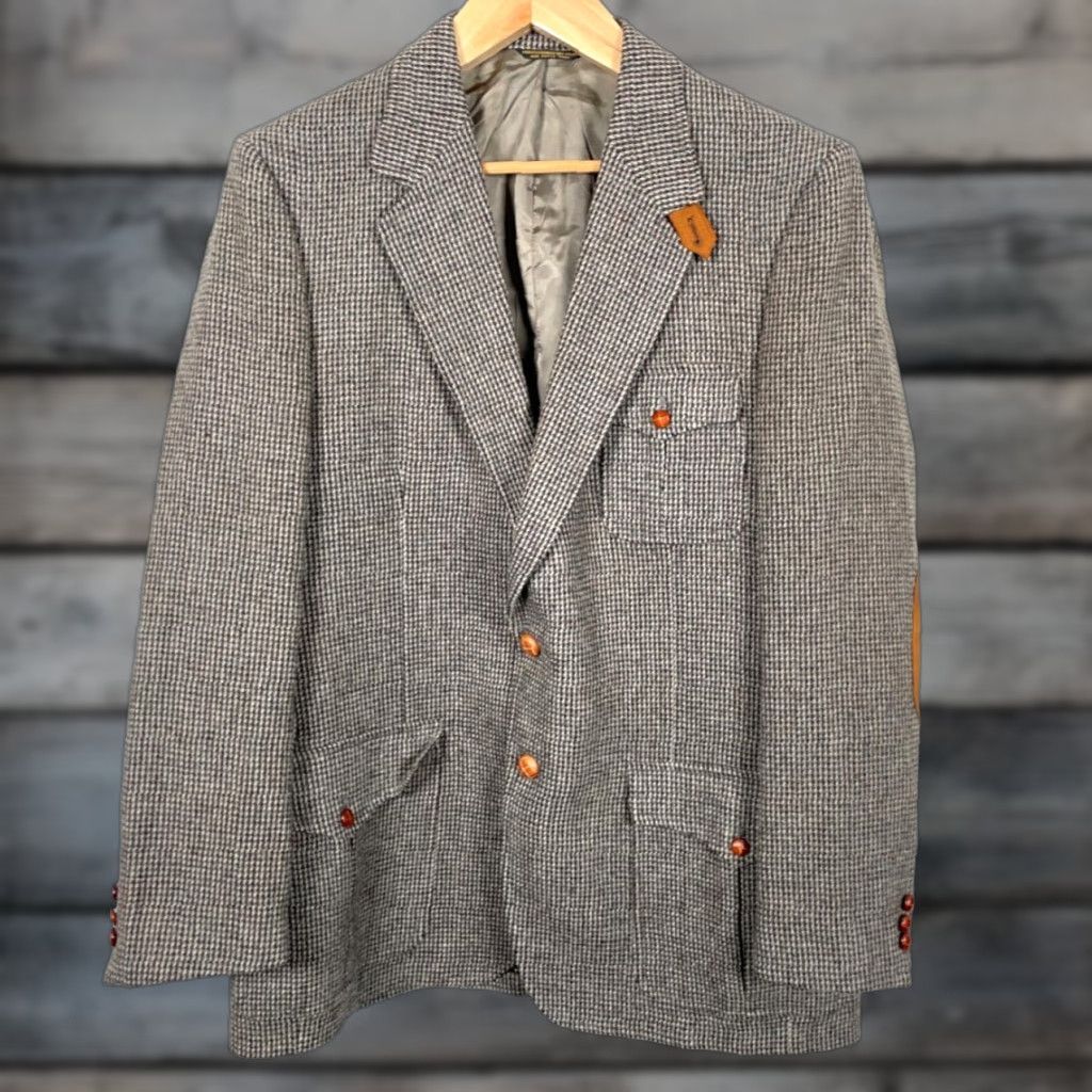 Vintage VINTAGE John Weitz Blazer Wool Tweed Gray 46R Notch Collar Three-Button Sleeves Faux Suede Elbow Patches Single-Vented Regular Mens Size 46R - 1 Thumbnail