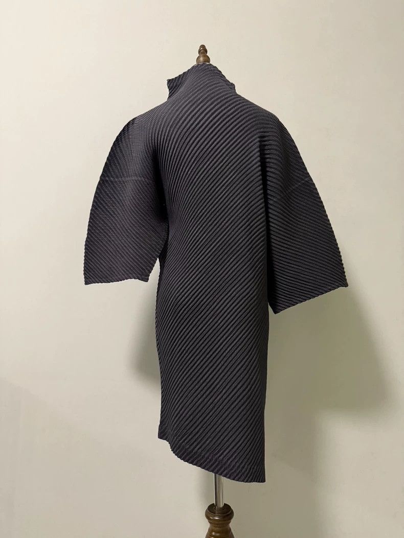 Issey Miyake Issey Miyake A dark grey main line fish-scale pleated dres Size M / US 6-8 / IT 42-44 - 4 Thumbnail