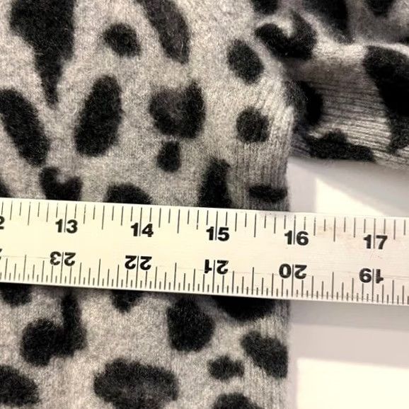 Vintage Halogen Womens Gray Leopard Print 100% Cashmere Crewneck Sweater Size M Size M / US 6-8 / IT 42-44 - 4 Thumbnail
