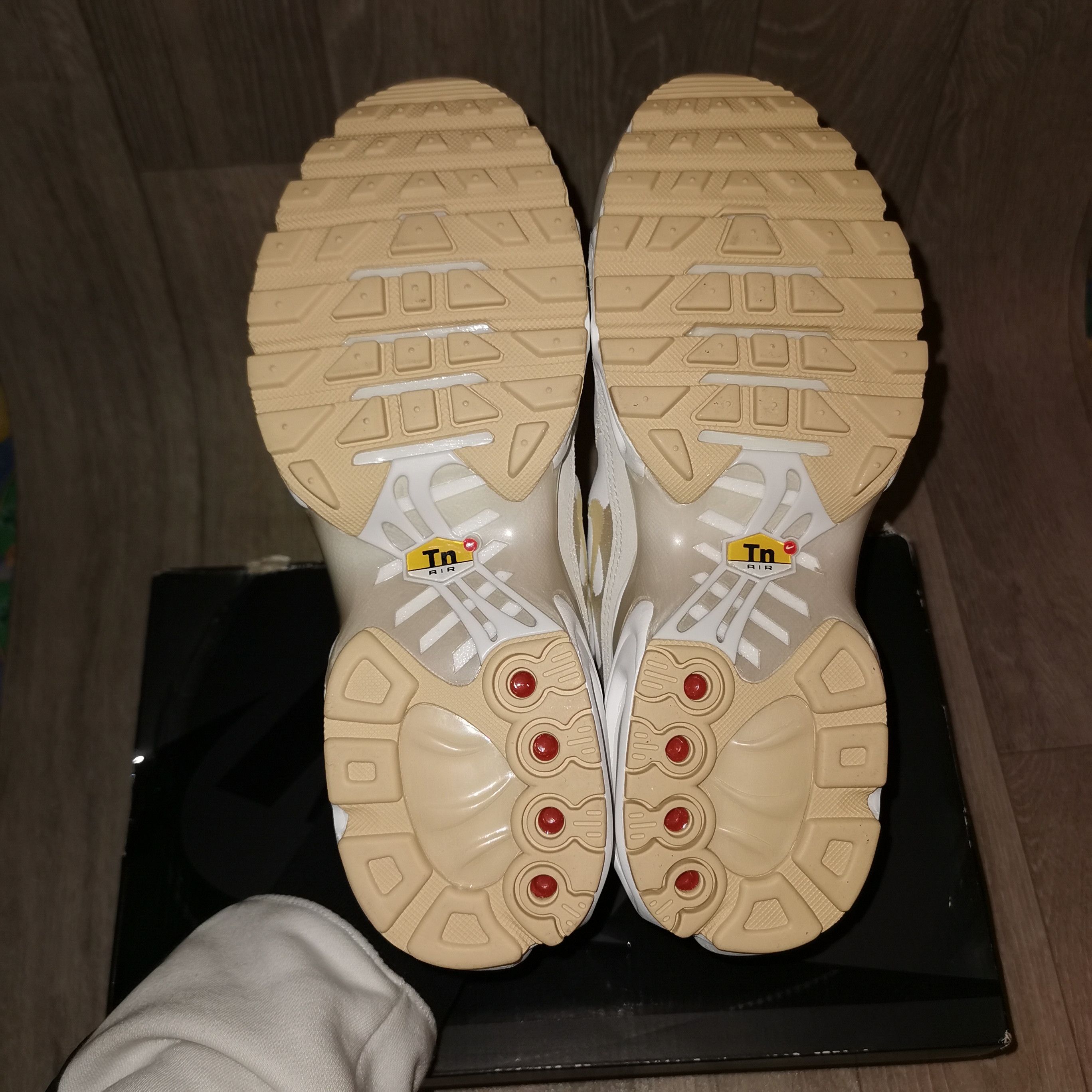 Nike W nike tn AIR MAX PLUS PRM, SUMMIT WHITE /PALE VANILLA Size US 7.5 / IT 37.5 - 18 Thumbnail