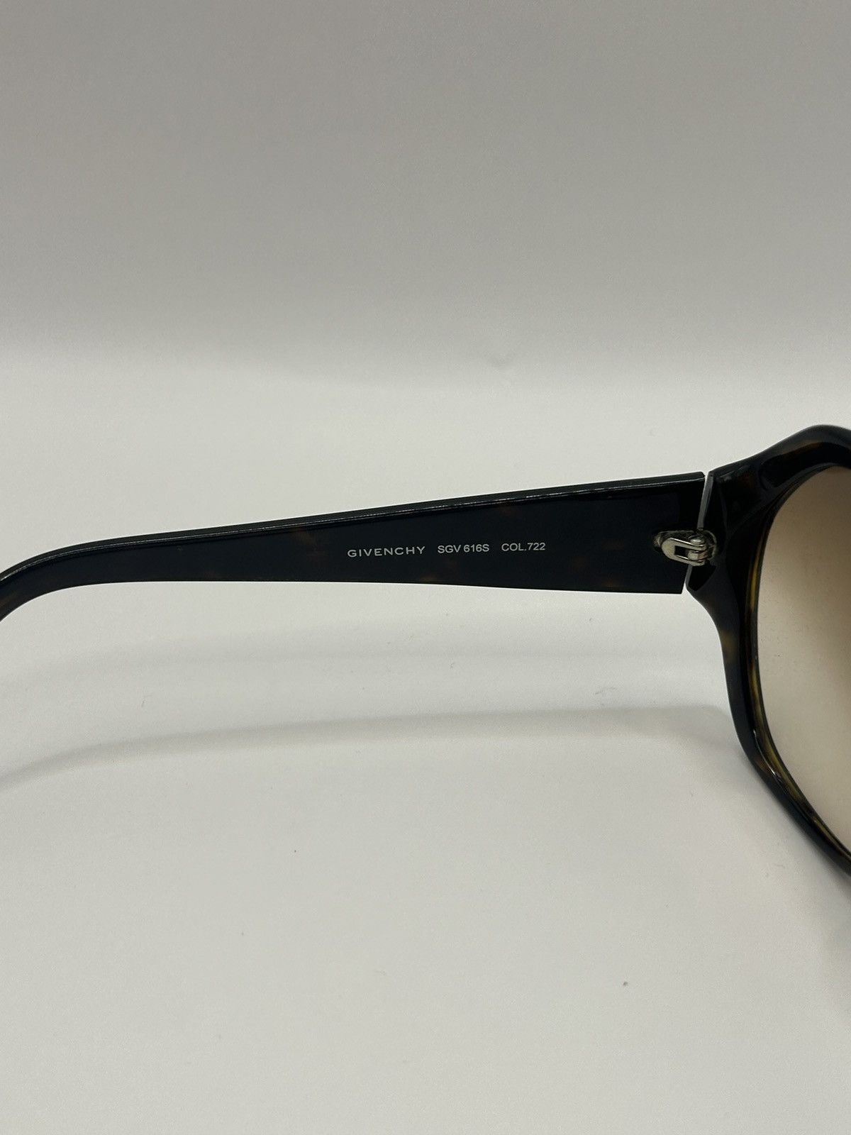 Givenchy Givenchy Sunglasses SGV616S Size ONE SIZE - 5 Thumbnail