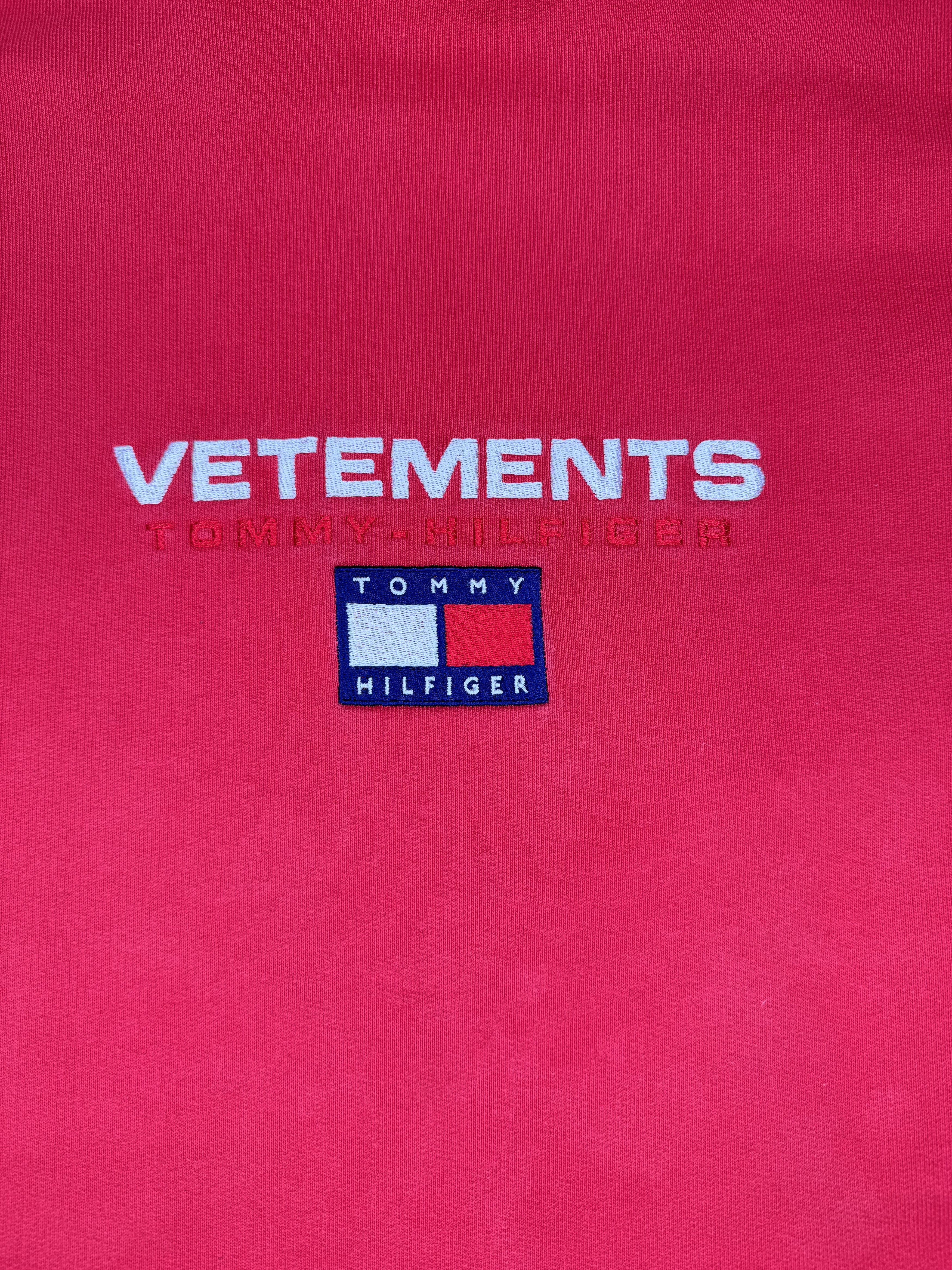 Tommy Hilfiger × Vetements Vetements x Tommy Hilfiger Logo Hoodie Red Size US XS / EU 42 / 0 - 5 Thumbnail