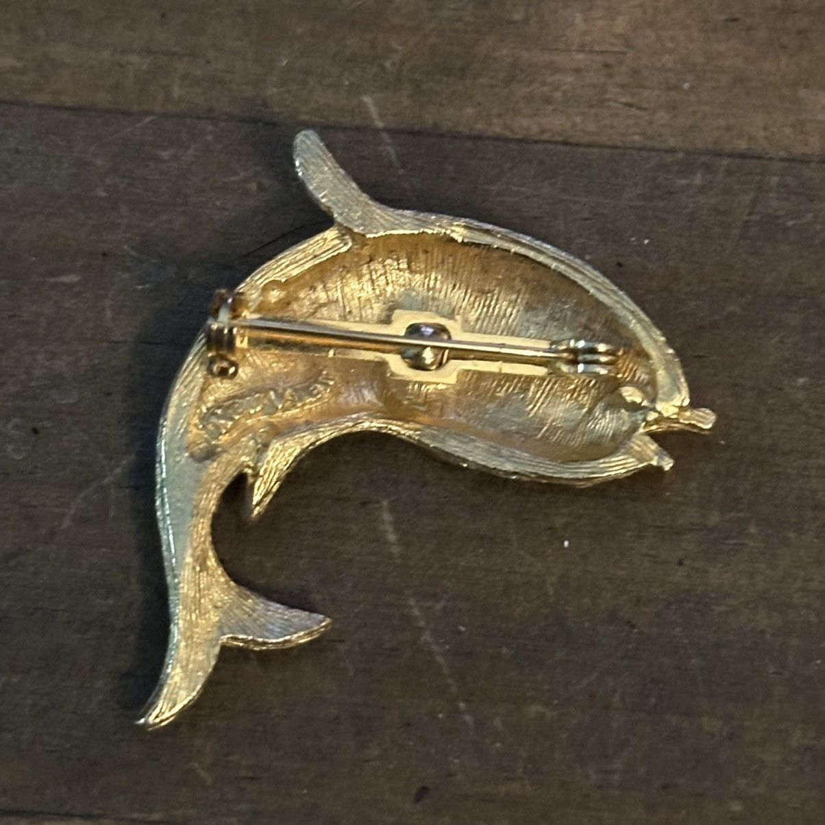 Vintage Vintage New View gold tone fish brooch Size ONE SIZE - 5 Thumbnail