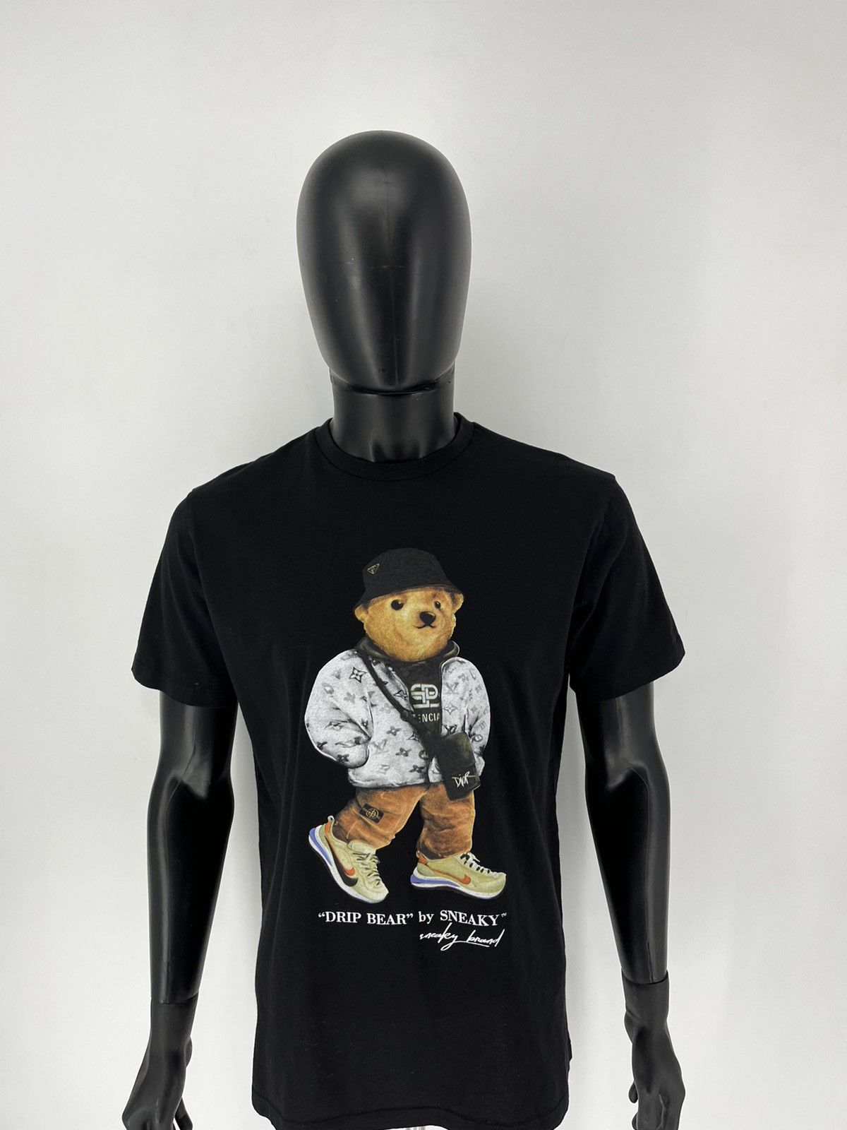 Japanese Brand T-shirt stylish bear, chic print, rare find Size US L / EU 52-54 / 3 - 5 Thumbnail