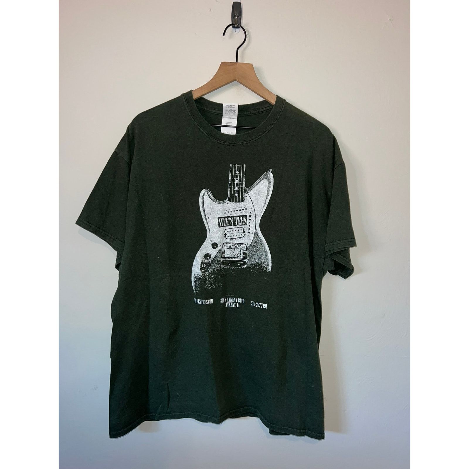 Gildan Vintage Wees Tees Shirt Green Guitar Music Graphic Tee 2000s Size US XL / EU 56 / 4 - 1 Thumbnail
