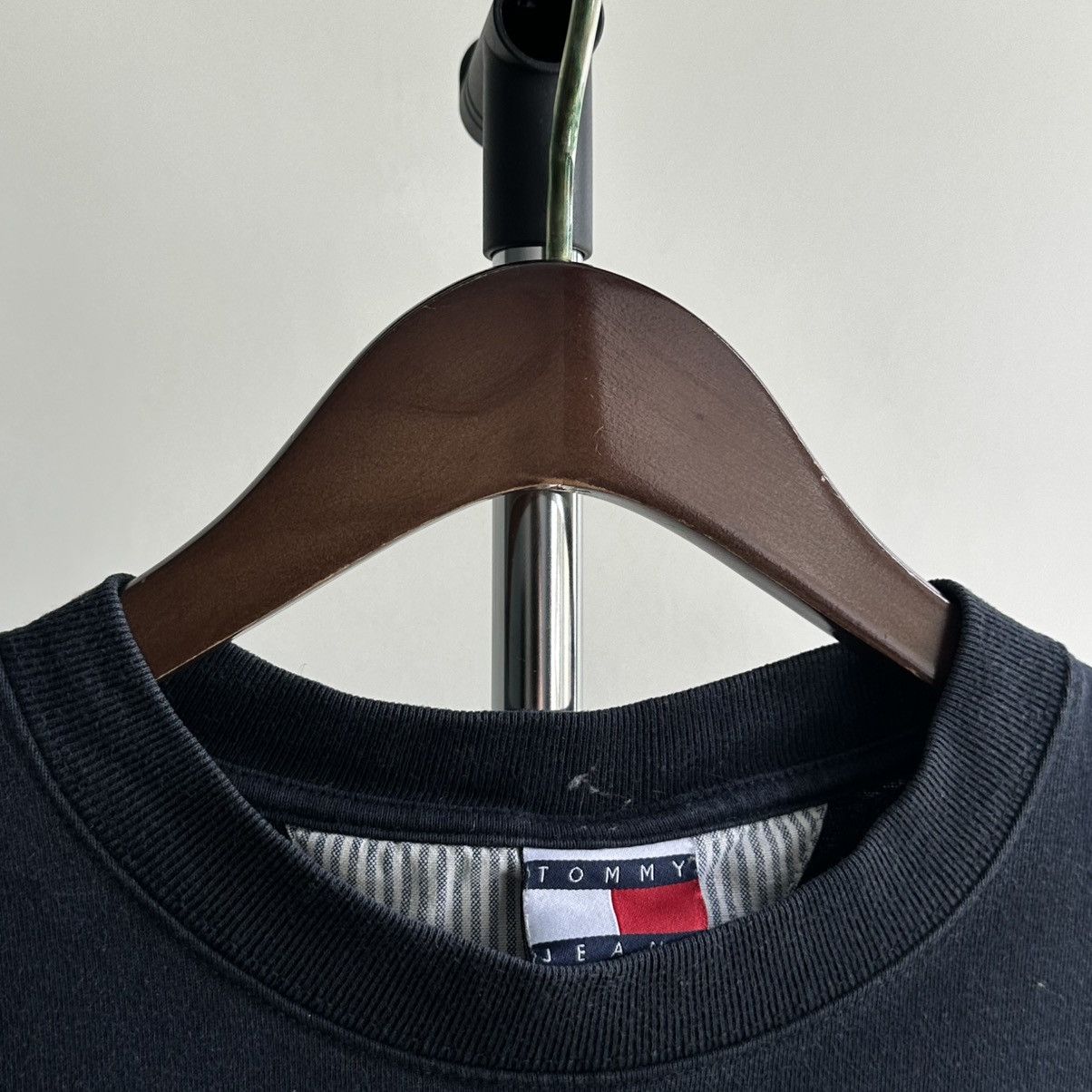 Tommy Hilfiger × Vintage Vintage Tommy Hilfiger Jeans Big Logo Tee Size US S / EU 44-46 / 1 - 7 Thumbnail