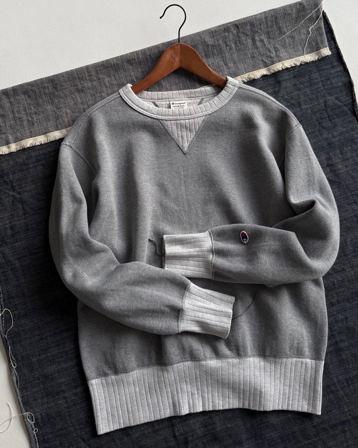 Champion CHAMPION DOUBLE V-GUSSET ARMY CREW SWEATSHIRT Size US XL / EU 56 / 4 - 1 Thumbnail