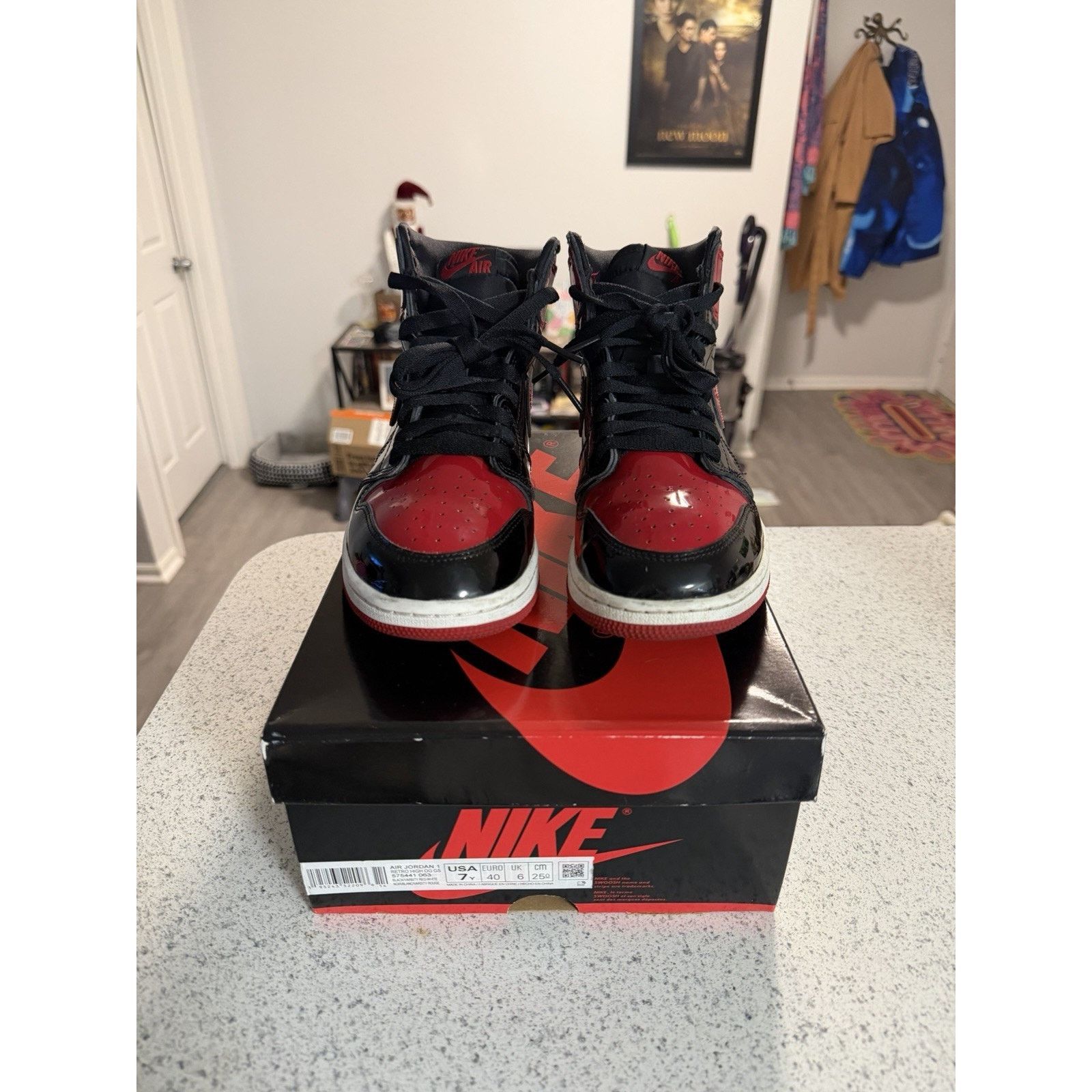 Jordan Brand × Nike Nike Air Jordan 1 Retro High OG Patent Bred (GS) 575441-063 Size US 7 / EU 40 - 3 Thumbnail