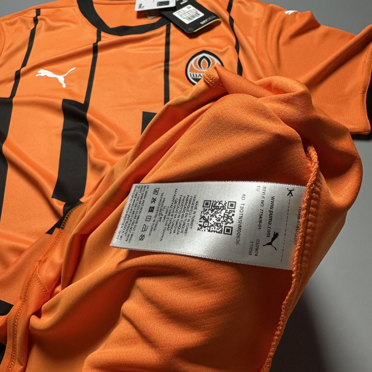Puma NWT SHAKHTAR PUMA 2024/2025 FOOTBALL HOME JERSEY #37 KEVIN Size US L / EU 52-54 / 3 - 13 Thumbnail