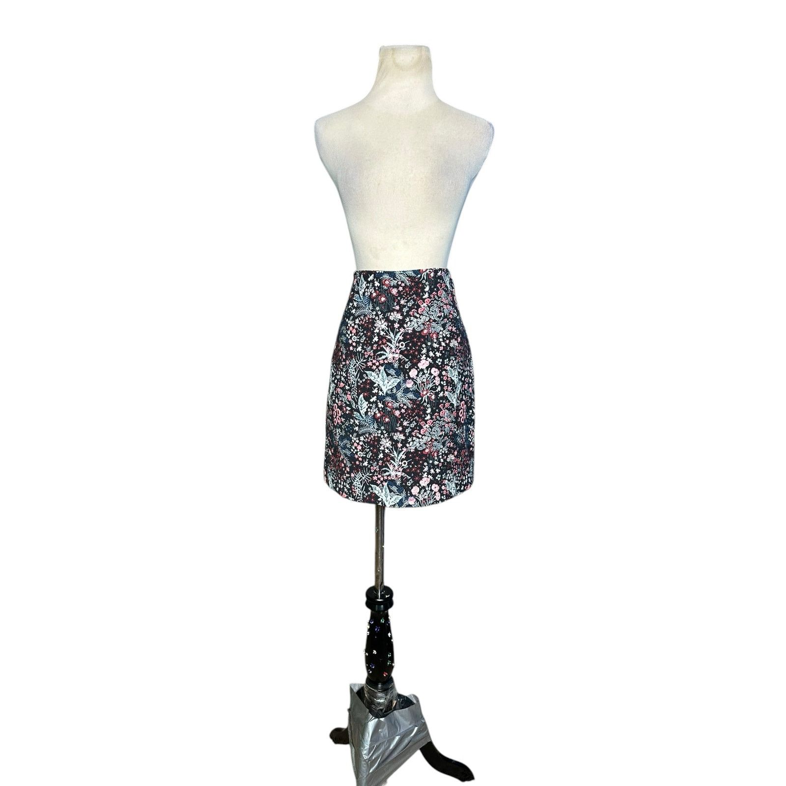 H&M H&M black red floral jacquard mini skirt size 6 Size 28" / US 6 / IT 42 - 1 Thumbnail